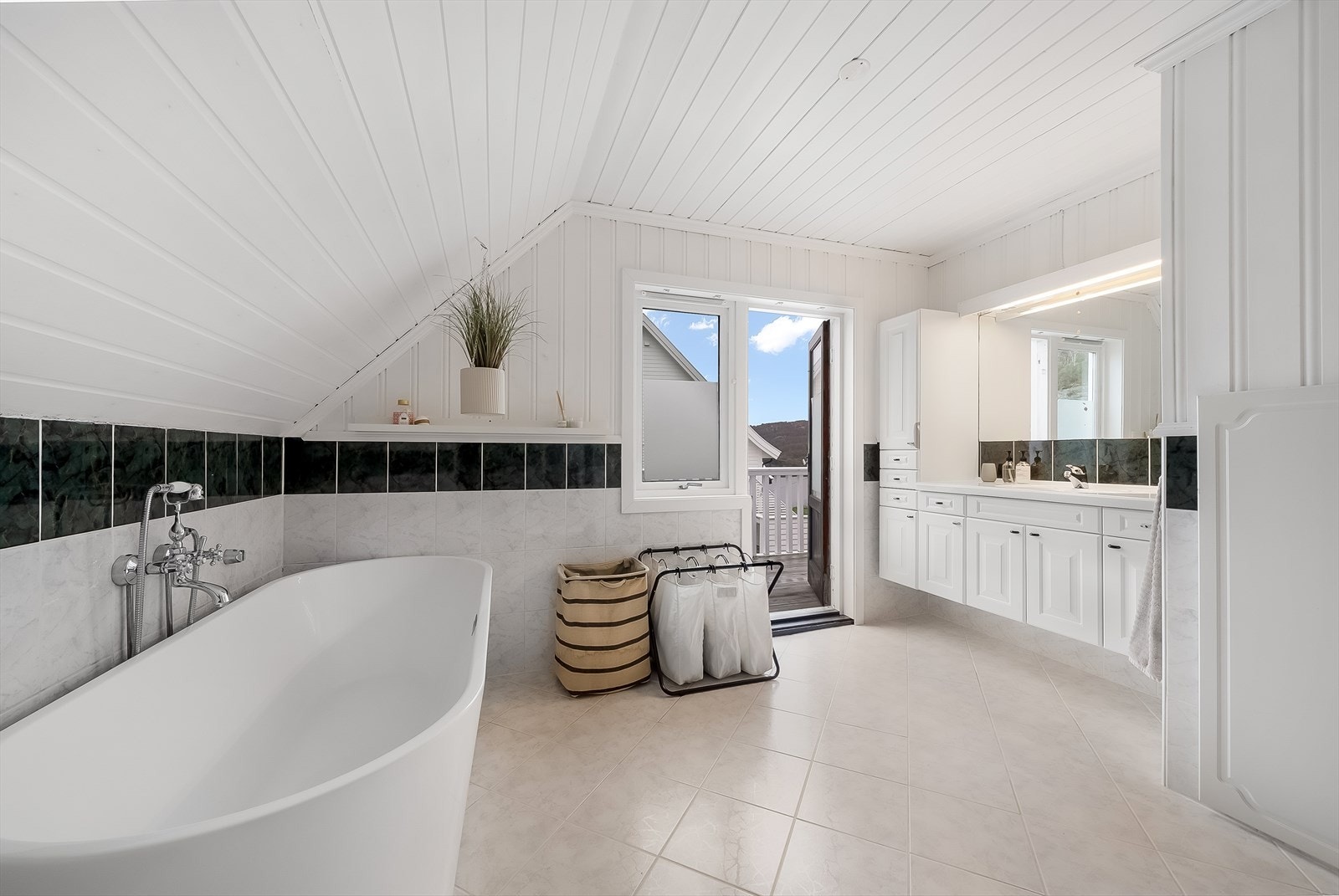 Utgang til en balkong fra badet. Galleribilde