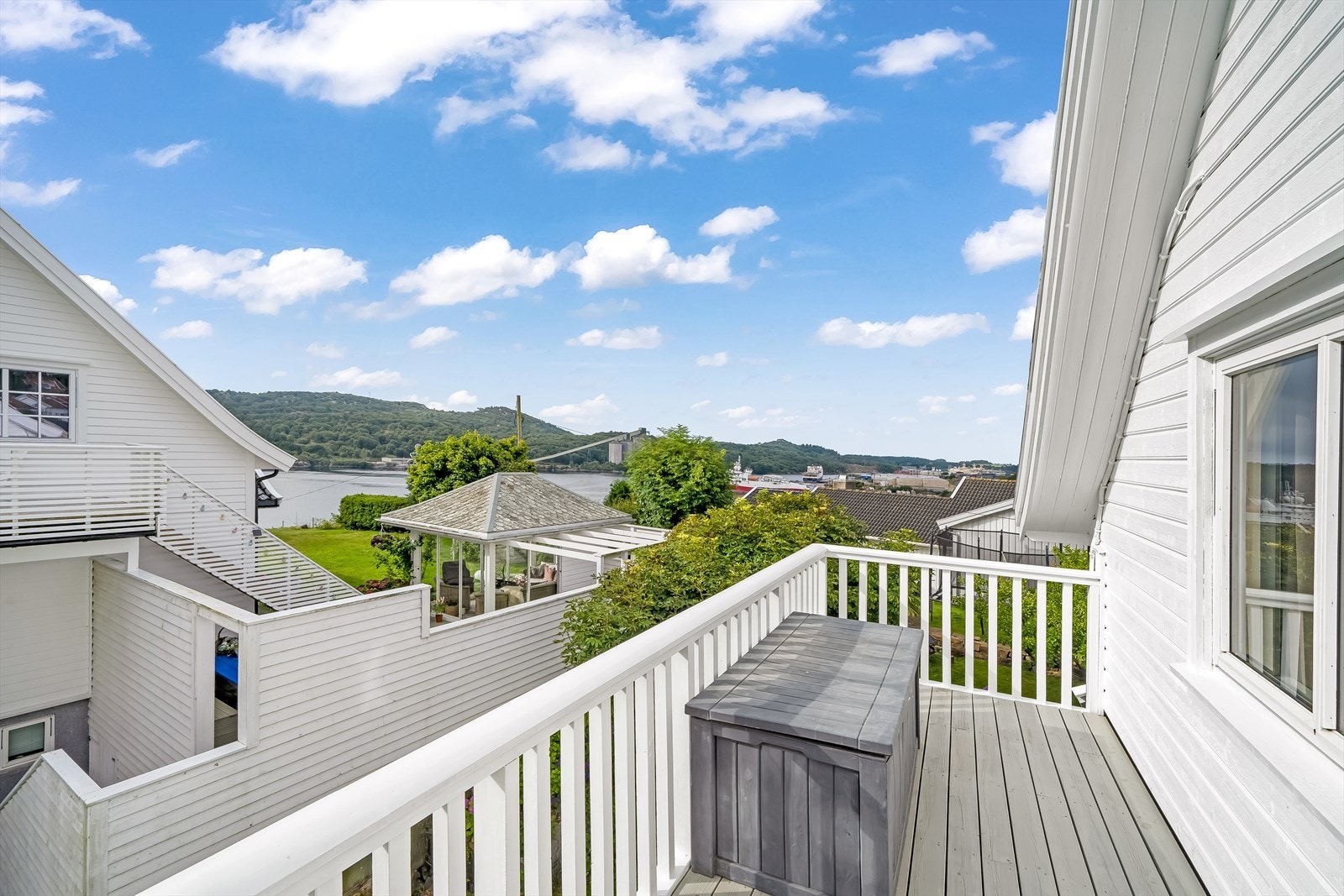 Mulighet til å ha cafébord med 2 stoler på balkongen, hvor sola kommer først på eiendommen. Galleribilde