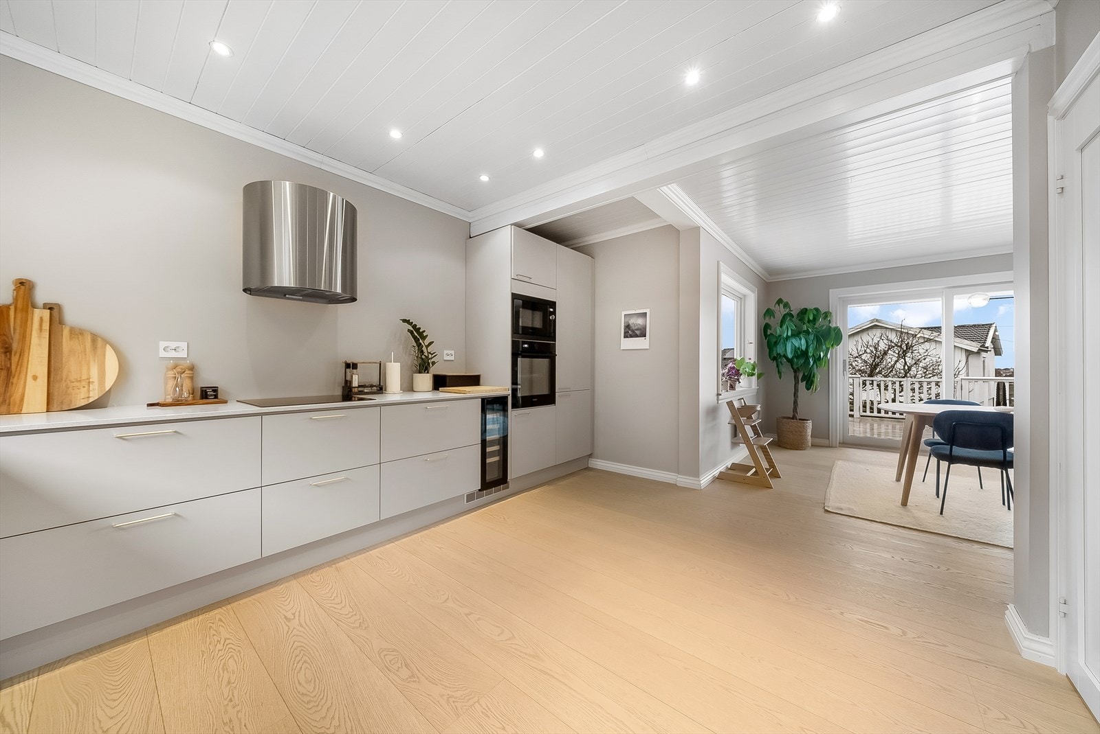 Nytt kjøkken fra Nordsjøkjøkken med alle hvitevarer integrert. Meget delikat og innholdsrikt kjøkken. Galleribilde