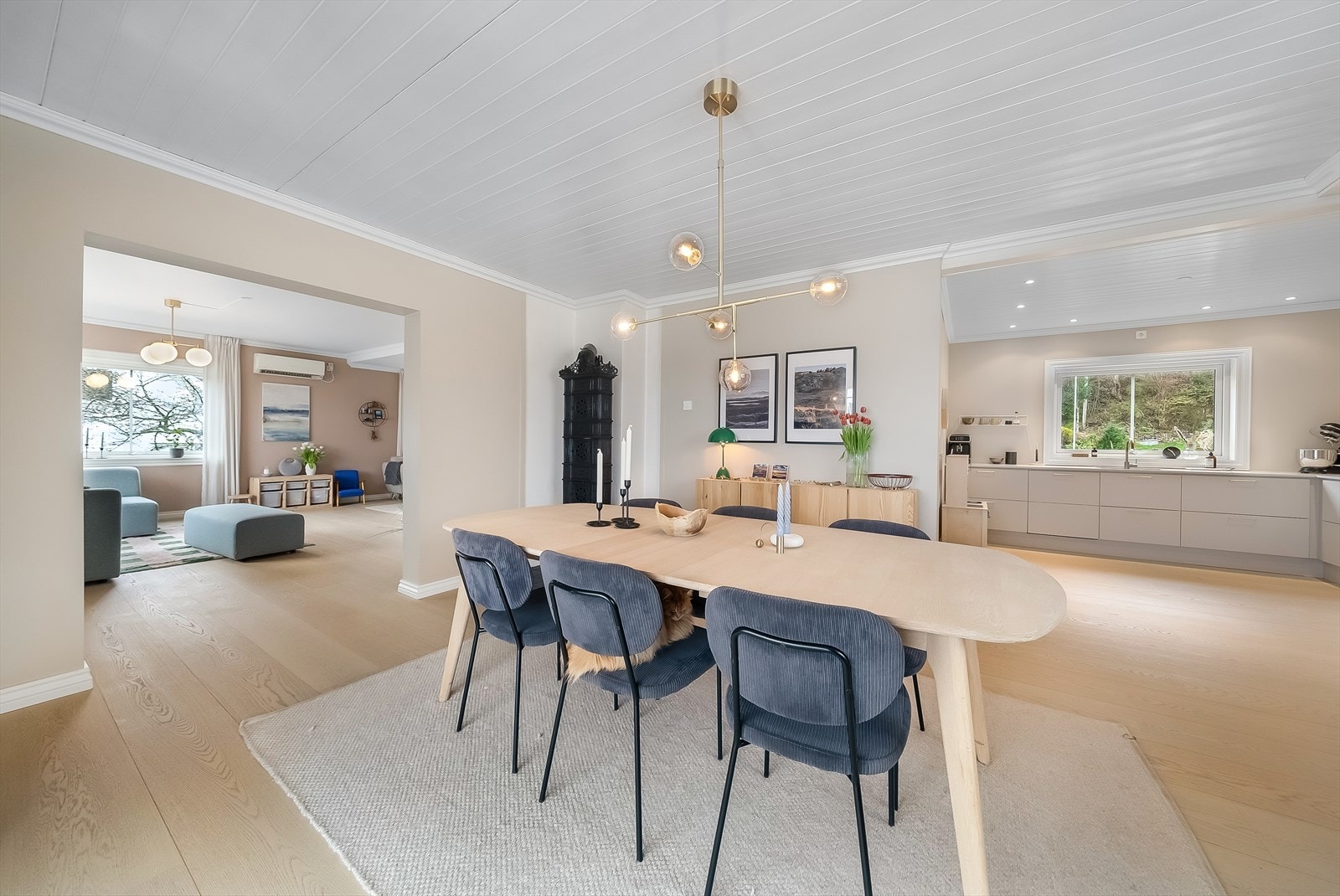 Meget delikat og innbydende innredet stue med åpen kjøkkenløsning. Galleribilde