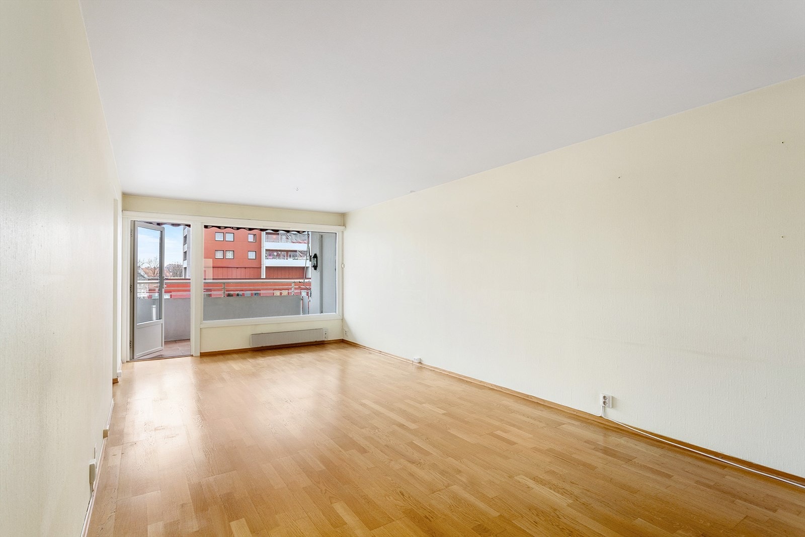 3 (4) - roms over 2 plan. Luftig stue som tar deg ut til solrik veranda med utsyn Galleribilde