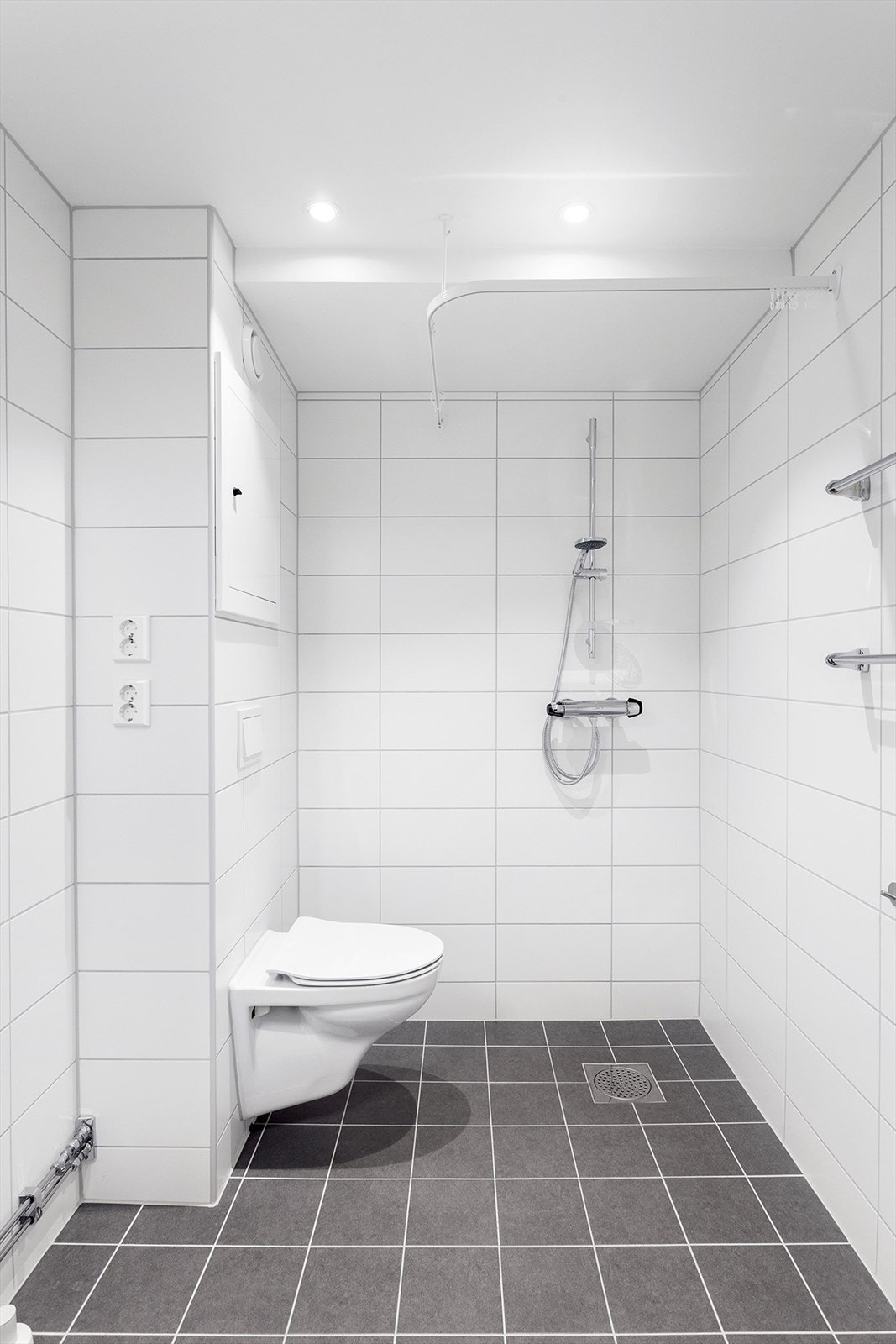 Vegghengt wc og downlights på bad Galleribilde