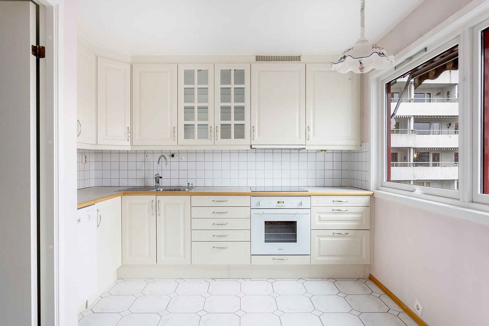 Profilert kjøkken med integrert komfyr og oppvaskmaskin som medfølger Galleribilde