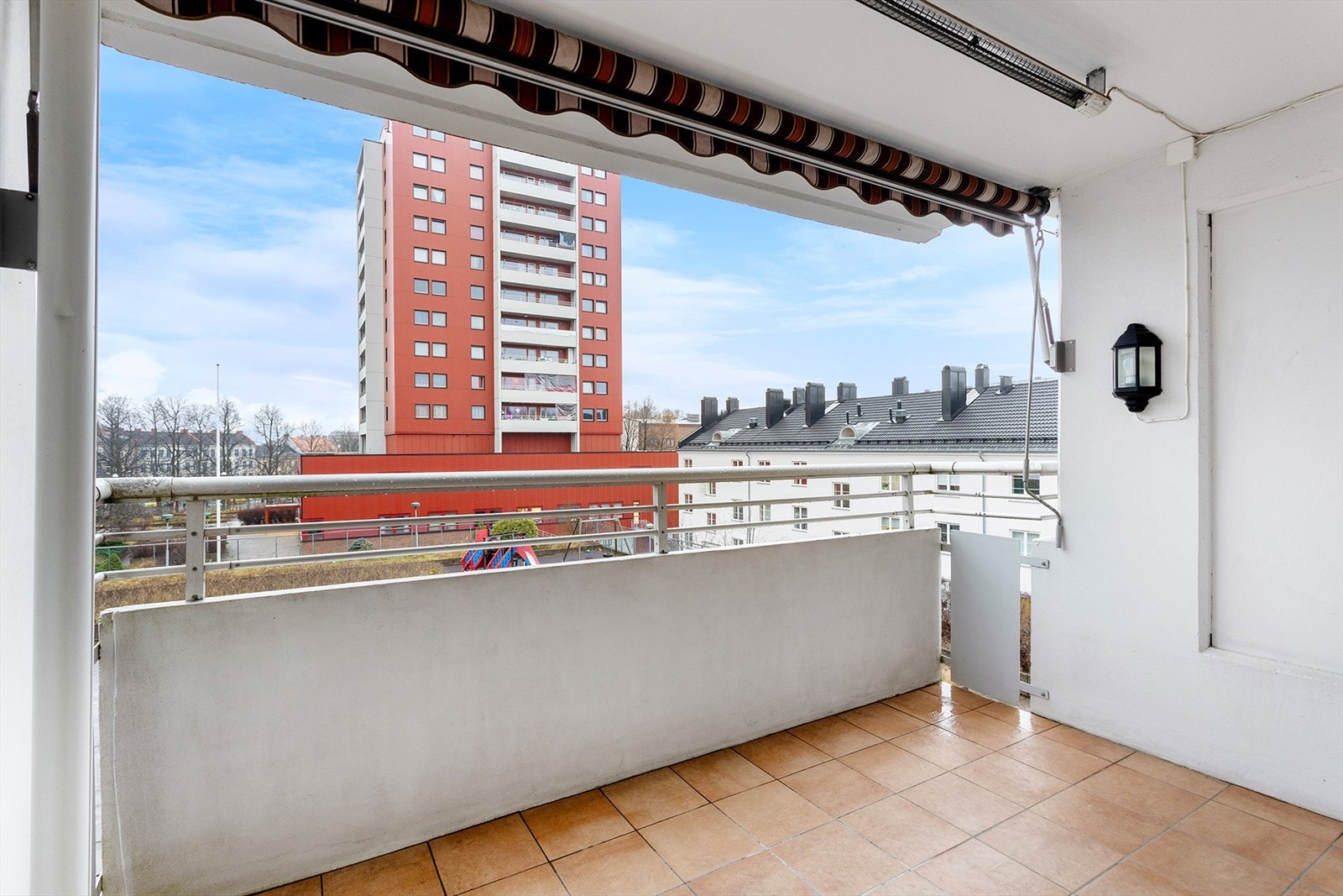 Veranda har markise og varmelampe som forlenger sesongen Galleribilde