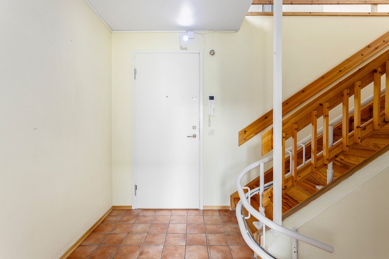 Hovedinngang med porttelefon. Elektrisk stolheis i trapp blir fjernet før overlevering av boligen Galleribilde
