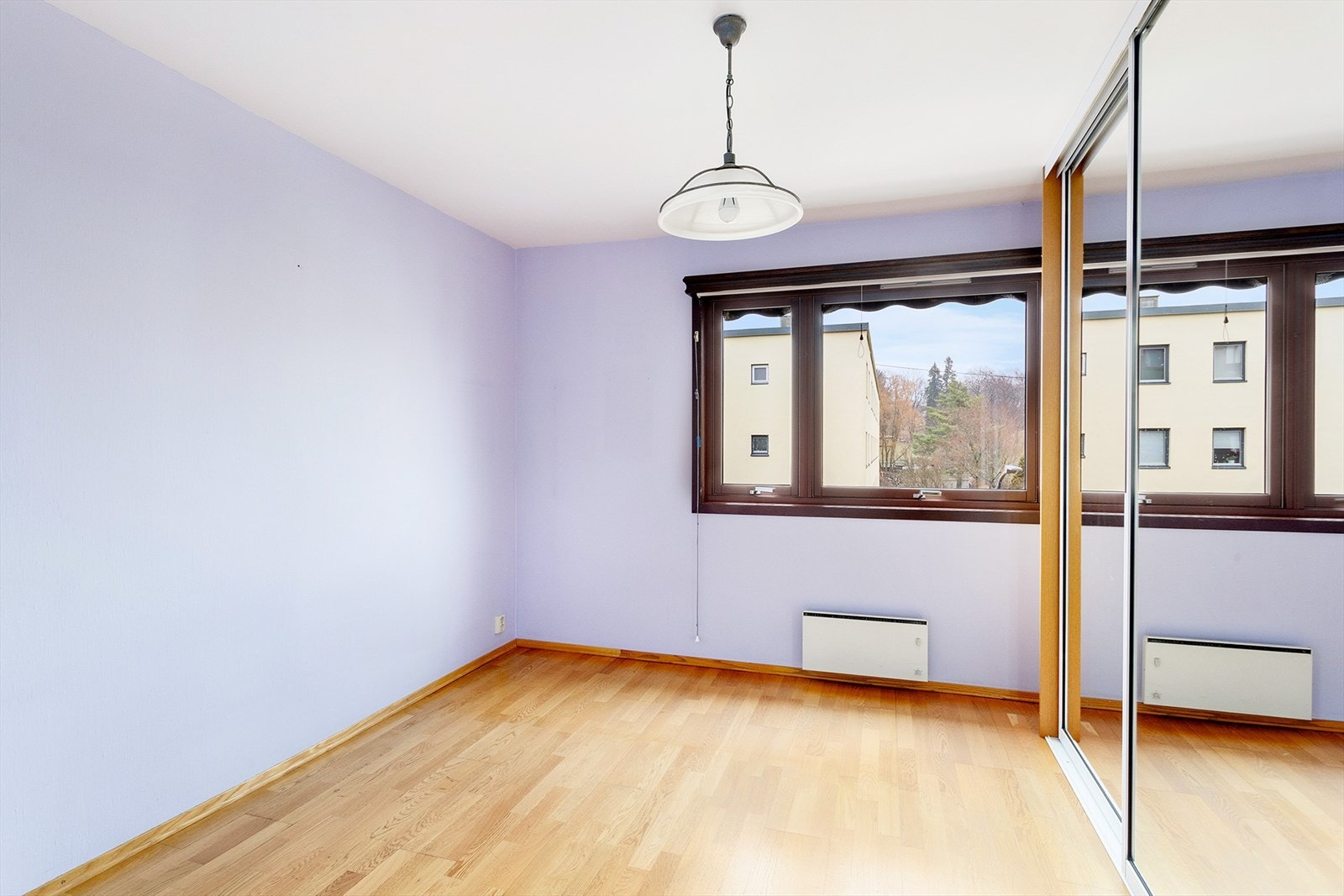 I hovedsoverommet er det god plass til dobbeltseng og nattbord hvis ønskelig Galleribilde