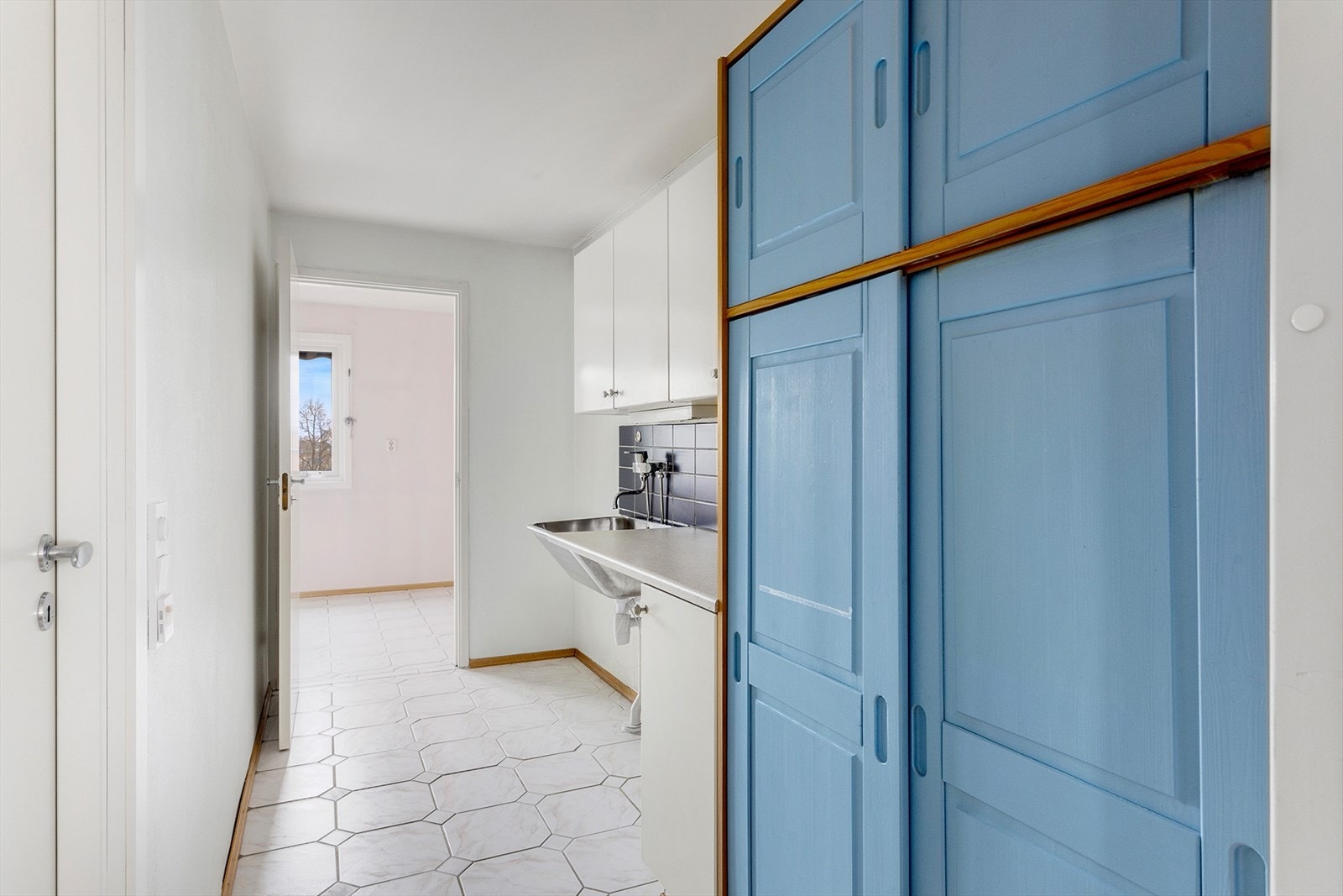 Vaskerommet/grovkjøkkenet er romslig med utslagsvask og godt med skapplass Galleribilde