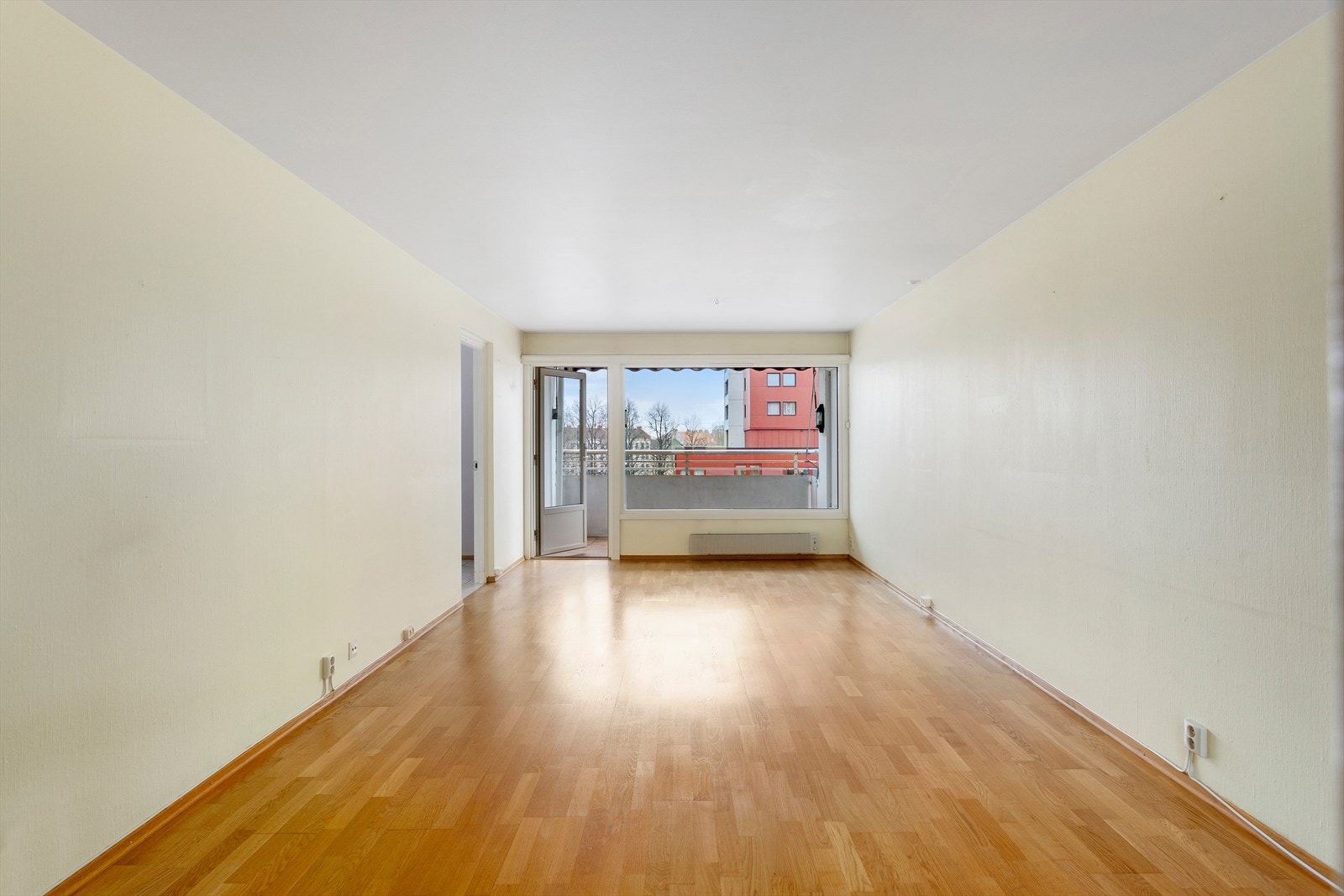 Stuen har god plass til spisebord og møblement, samt byr på rikelig med lysinnslipp Galleribilde