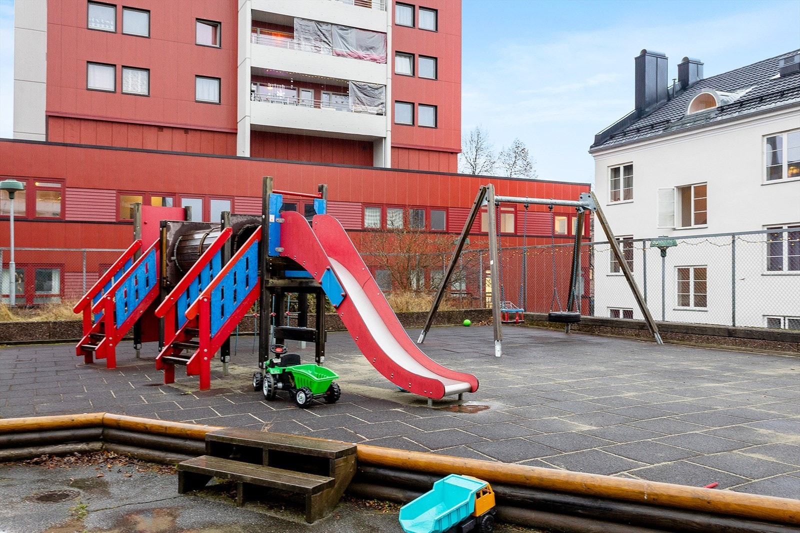 Felles bakgård med lekeplass Galleribilde