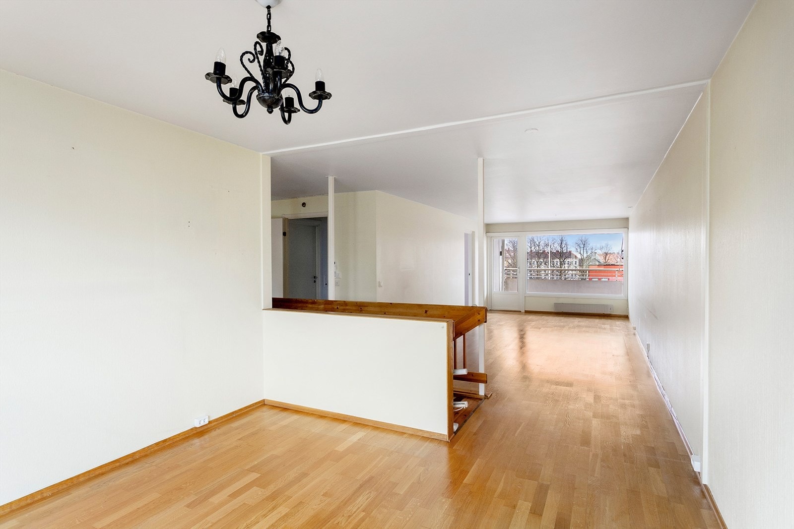 Stuen er gjennomgående og delt inn i to soner Galleribilde