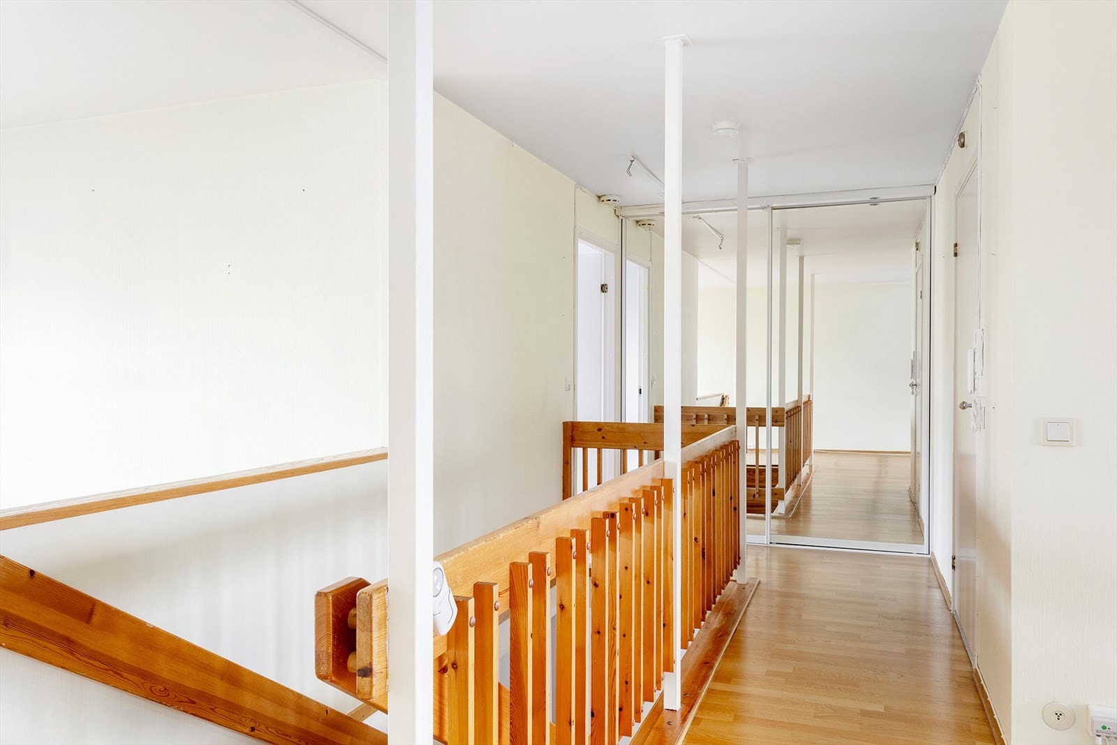 I hallen 2. etasje er det også skyvedørsgarderobe for lagring/oppbevaring Galleribilde