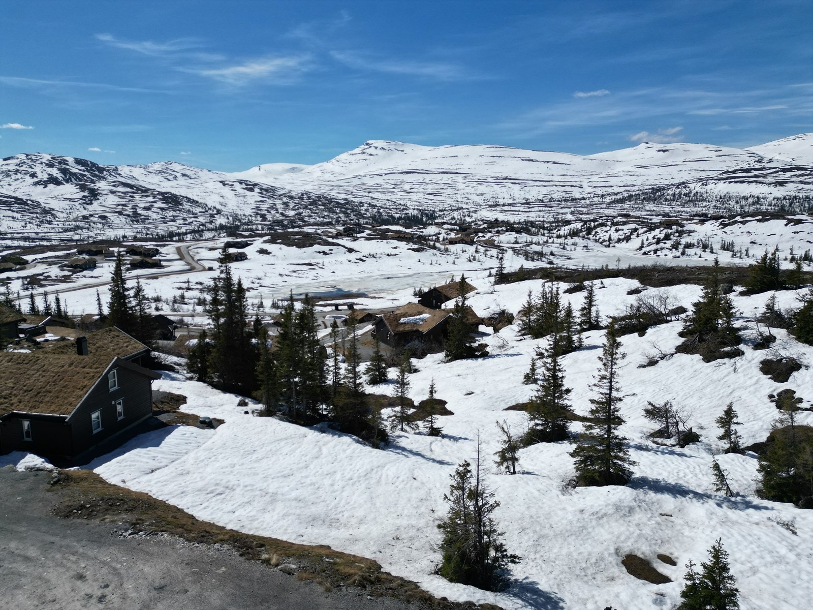 Tomten ligger solrikt plassert som en av de øverste i feltet. Tomten ligger innerst i en blindveg Galleribilde