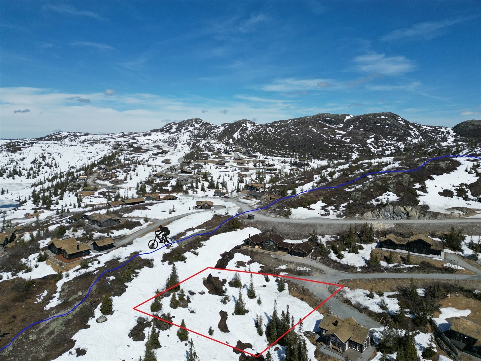 Tomten ligger fint plassert innerst i en blindvei. Tomten grenser til friareal med tilrettelagt sykkelsti. Galleribilde