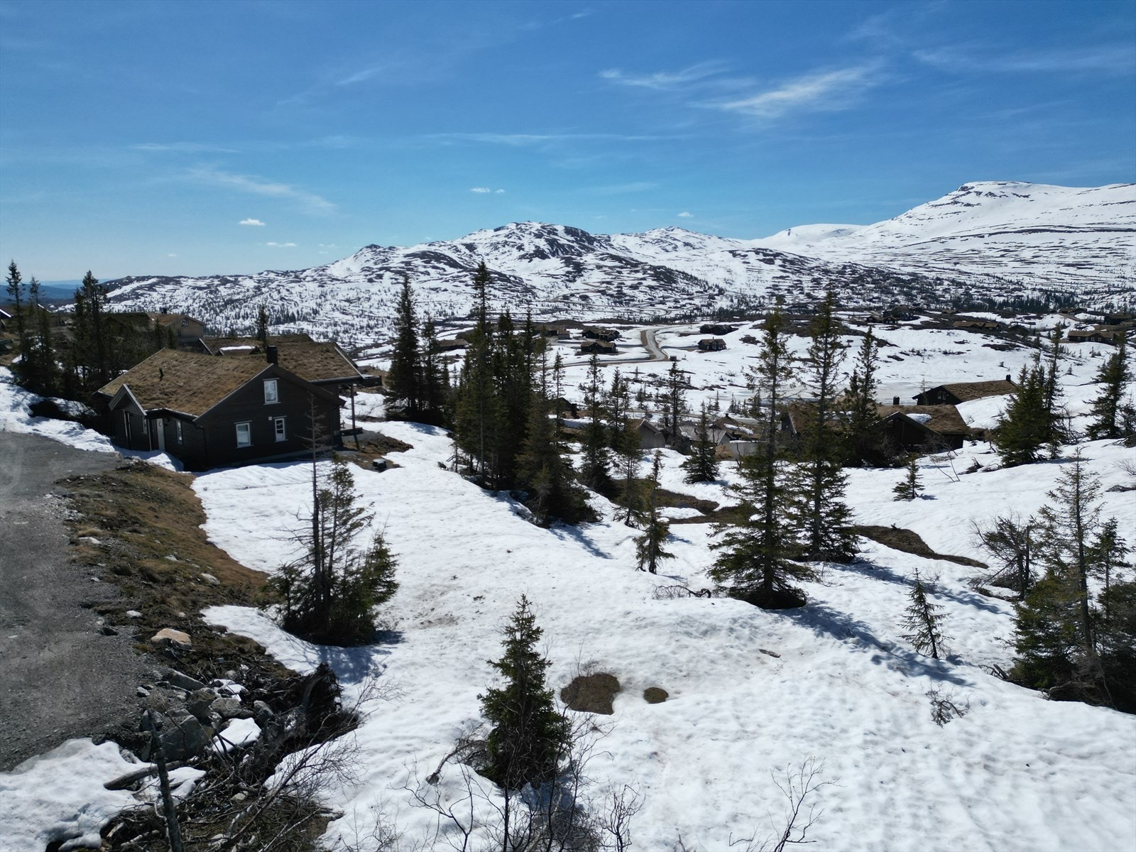 Fra tomten har man en formidabel utsikt mot "hele" fjellrekka, samt Eitjerna som ligger like nedenfor. Galleribilde