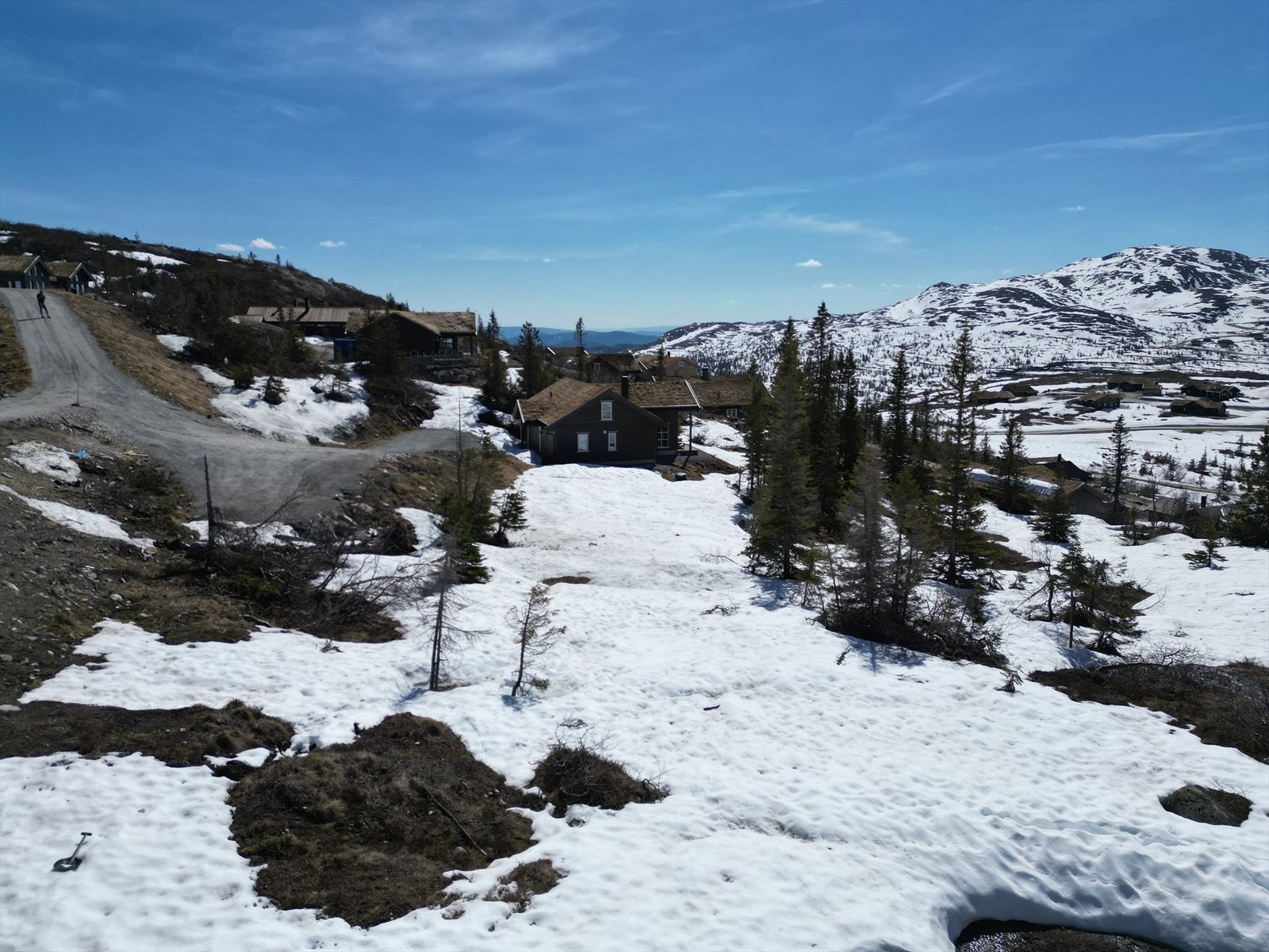 Tomten er slakt skrående og er egnet for potensiell underetasje. Galleribilde