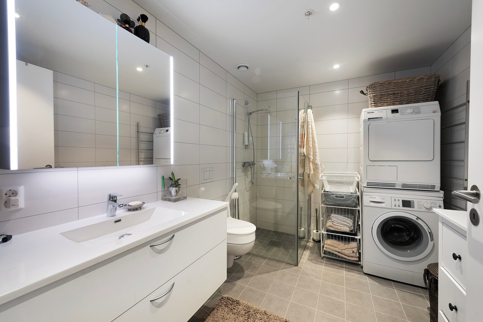 Delikat bad med plass til vask og tørk Galleribilde