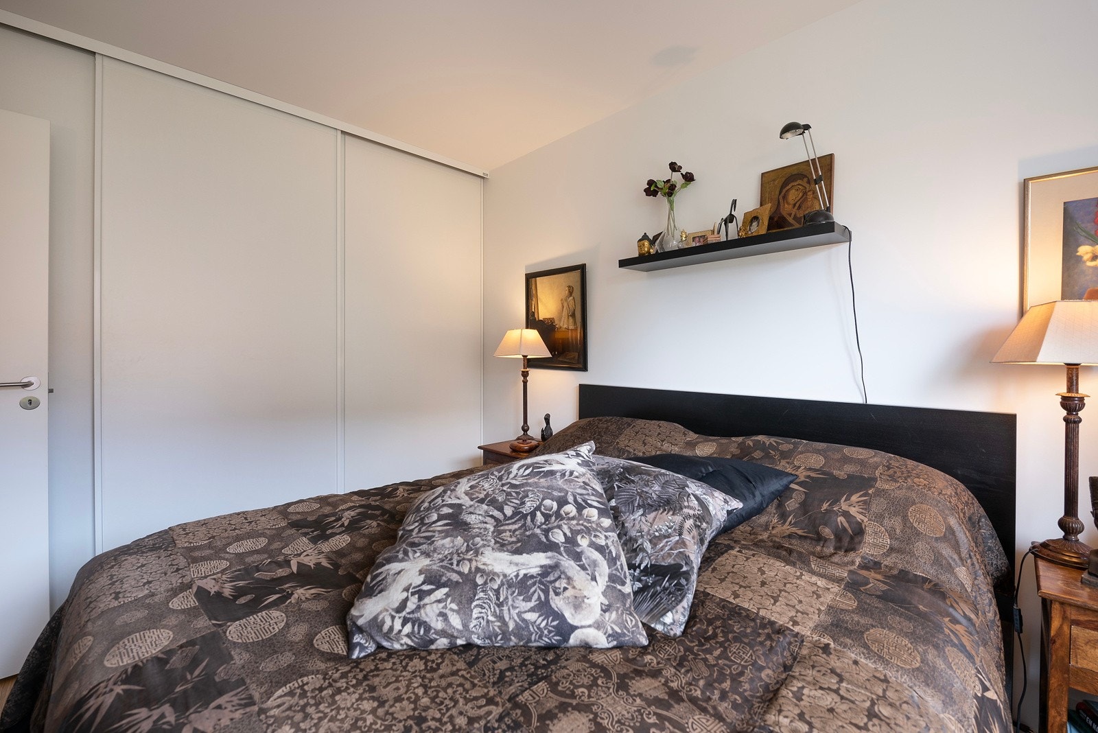 Stor garderobeløsning på hovedsoverom Galleribilde