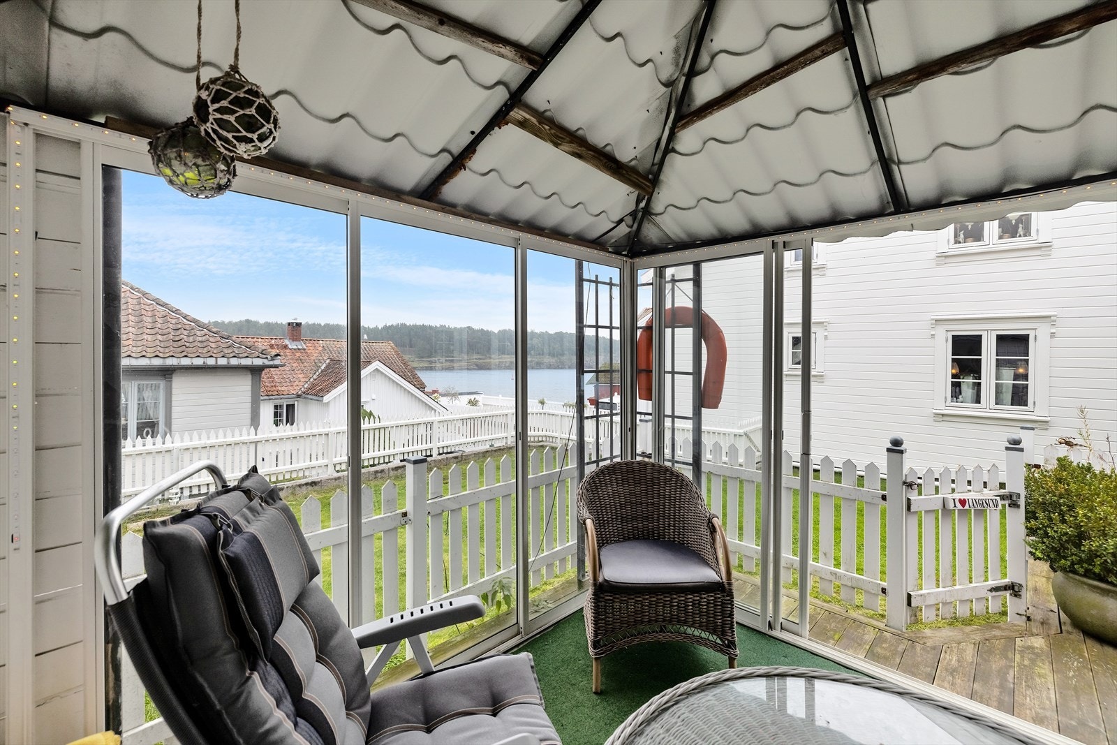 Sommerstue i flotte omgivelser Galleribilde