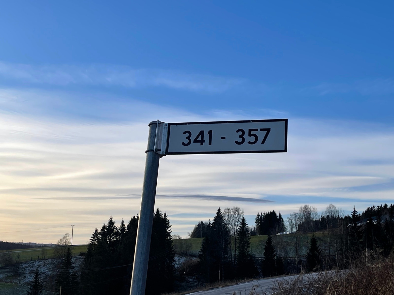 Ta av fra dette skiltet i Polavegen til høyre opp bakken Galleribilde