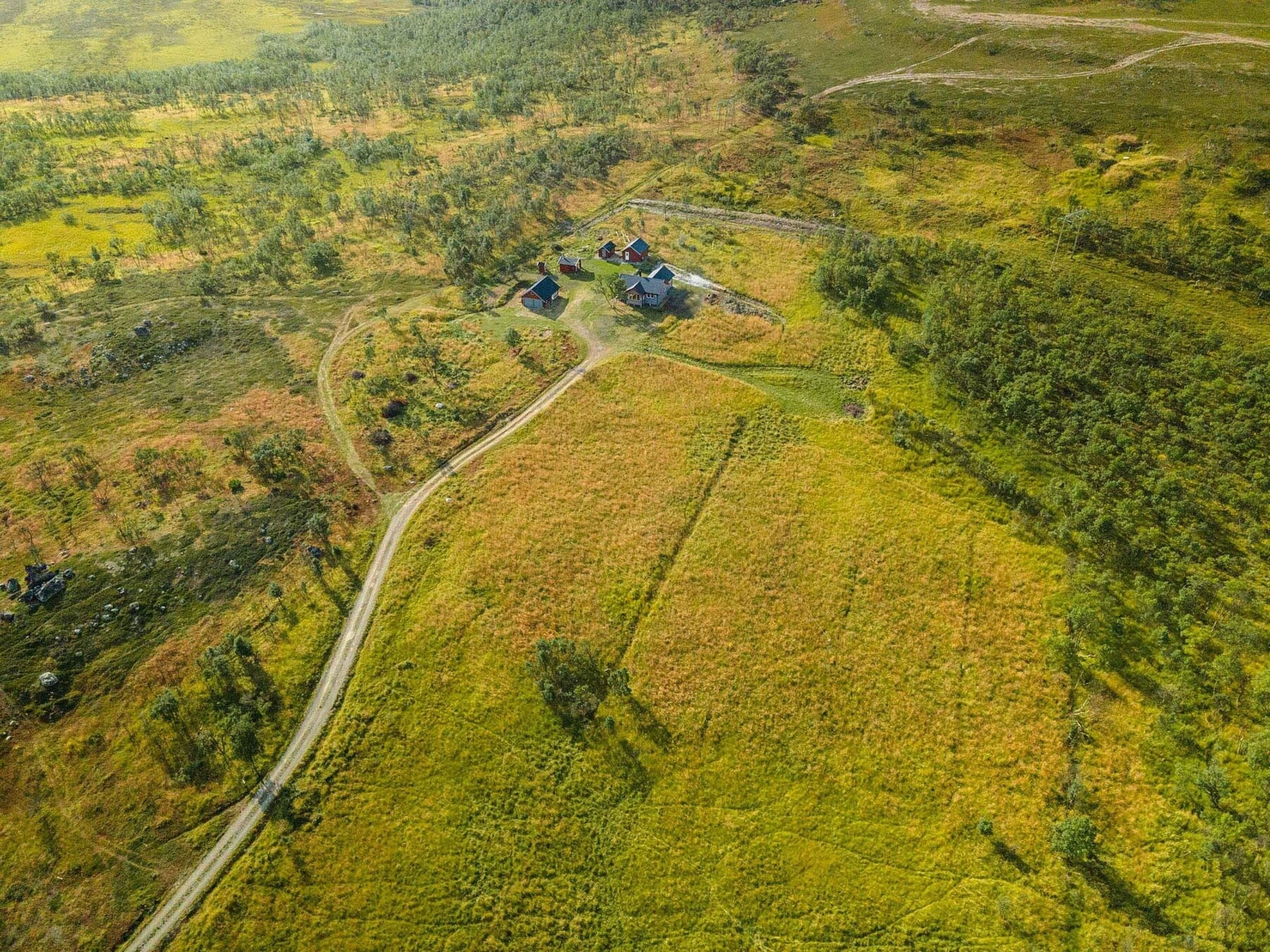 Bugøyfjordveien 2029 er en omfangsrik eiendom på ca. 77 mål med bla. dobbelgarasje, anneks og badstue Galleribilde