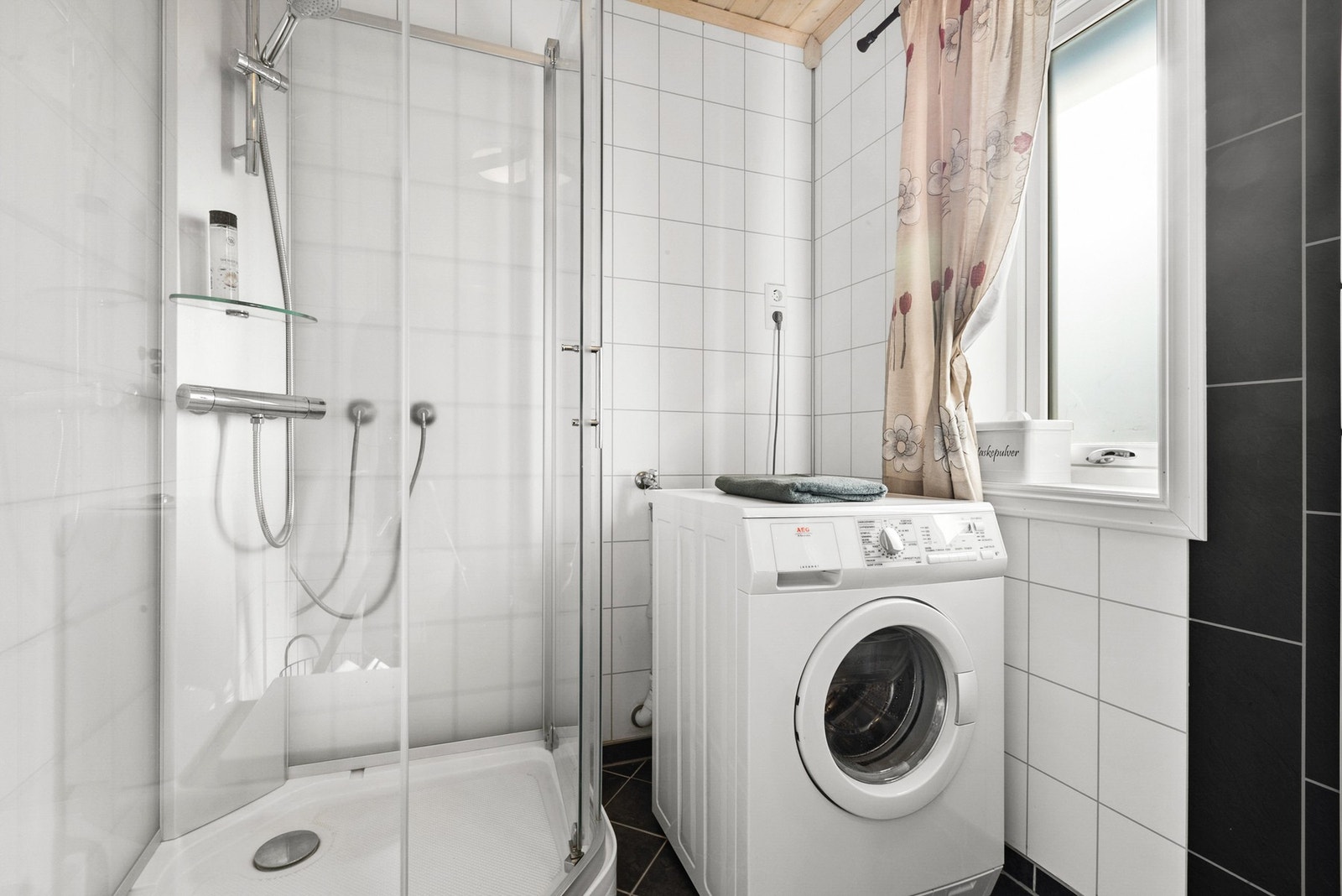 På badet er det opplegg for vaskemaskin og tørketrommel Galleribilde