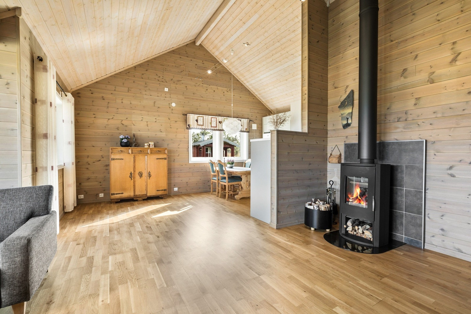 Boligen varmes opp med strøm og fast brensel Galleribilde