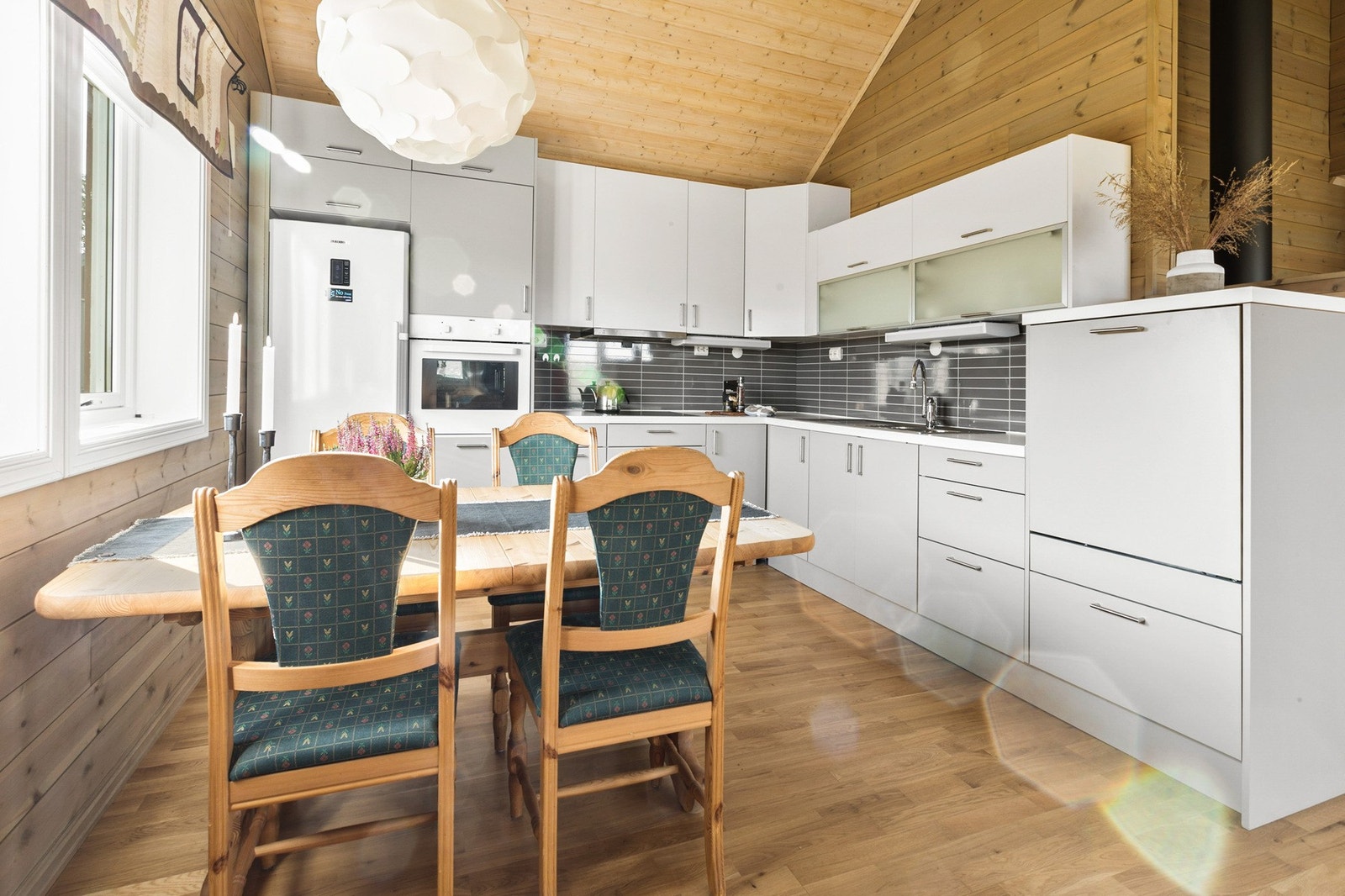 Ved kjøkkenet er det god plass for et stort spisebord Galleribilde