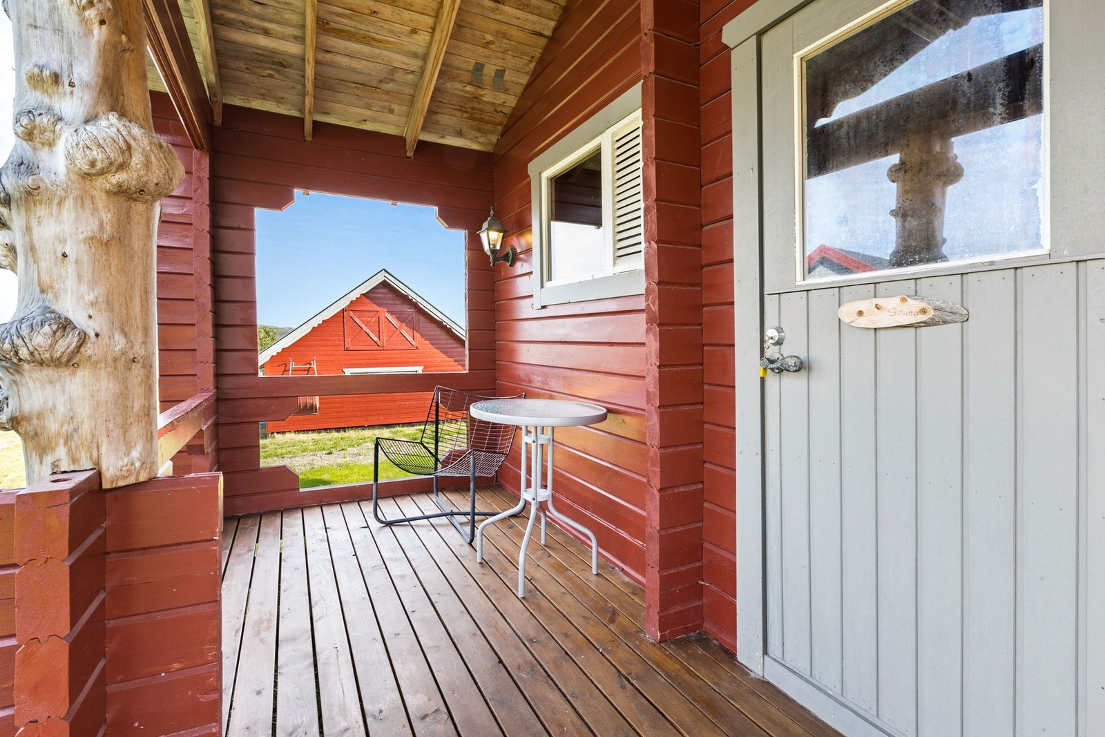 På trappen er det plass for en liten sittegruppe - her kan du sitte å kjøle deg ned etter badstuen Galleribilde