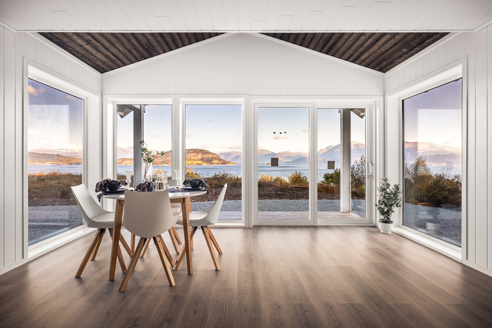 Dette er en flott hytte med fantastisk sjøutsikt med god standard og båtplass som medfølger. Galleribilde
