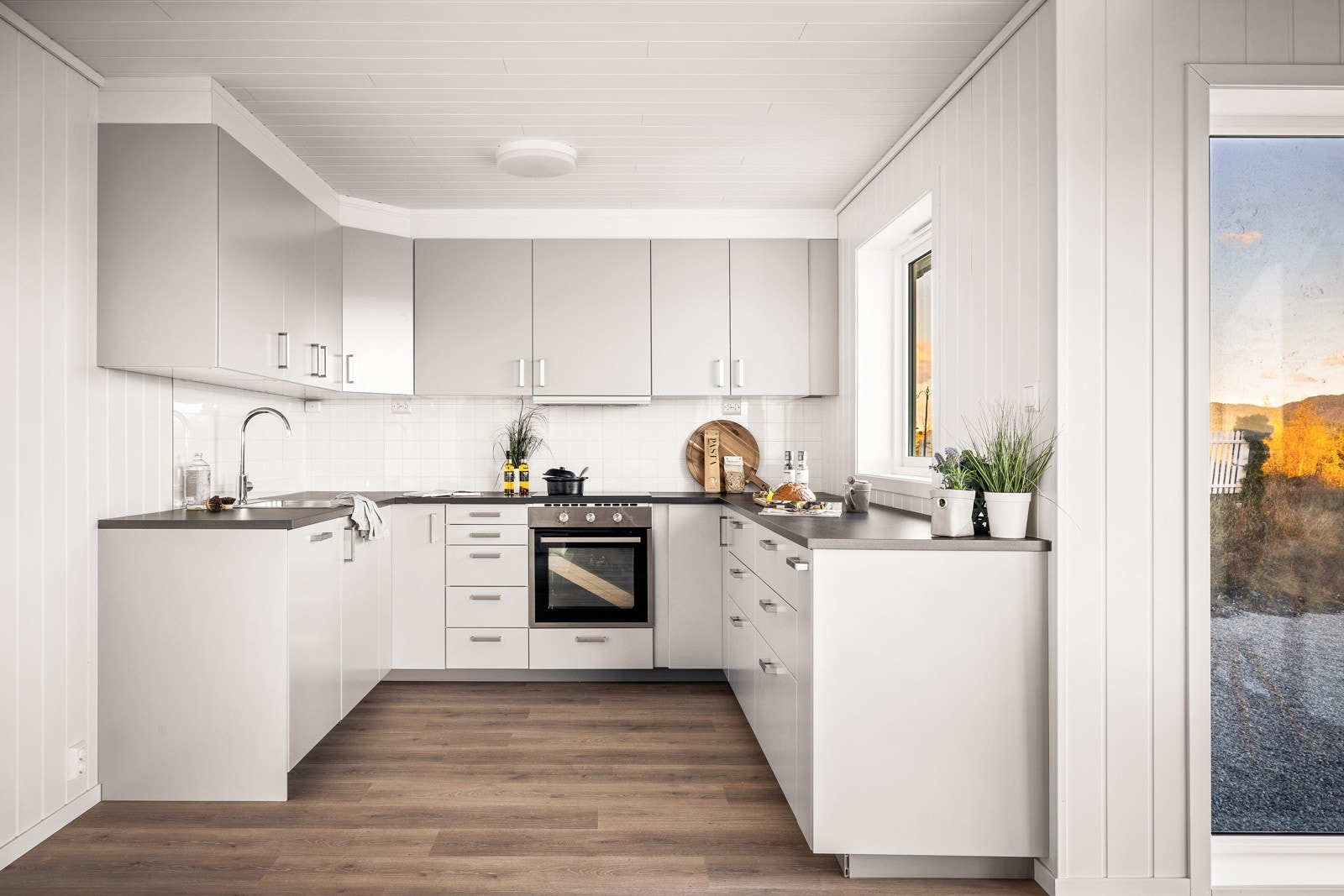 Kjøkkenet er et IKEA kjøkken med slette fronter og benkeplate av laminat. Galleribilde