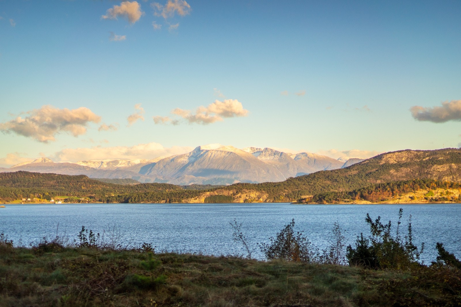 Fantastisk utsikt mot Folgefonna, Uskedalen og Rosendal. Galleribilde