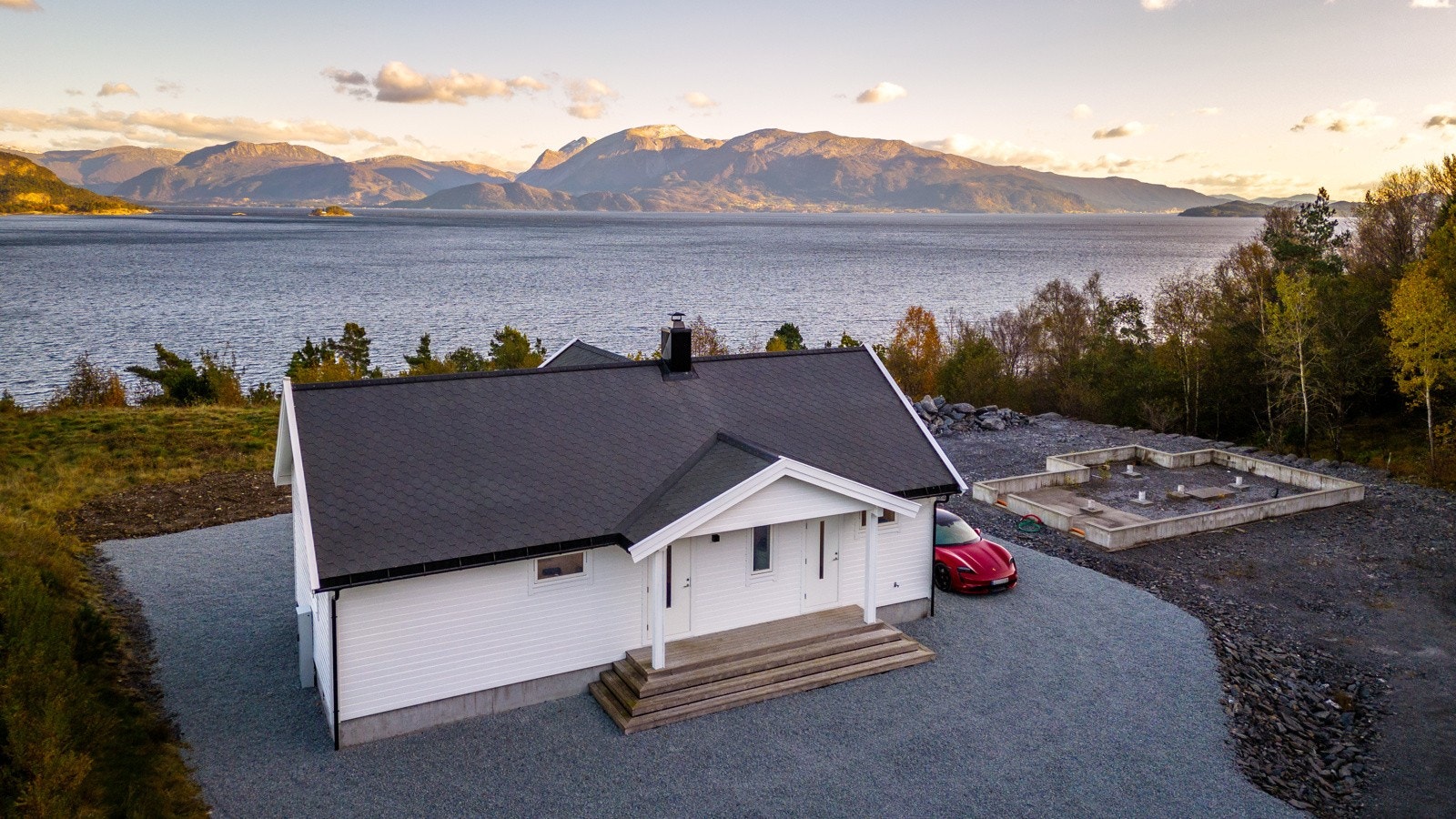 Boligen har godt med biloppstillingsplass på baksiden av huset. Galleribilde