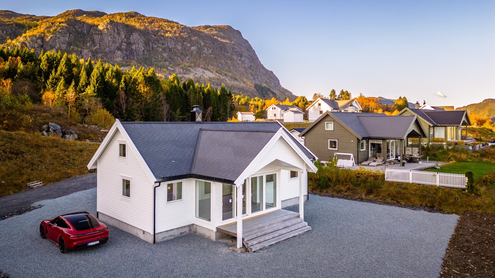 Hytten har en unik og skjermet beliggenhet helt nederst mot sjøen på Årbakka. Galleribilde