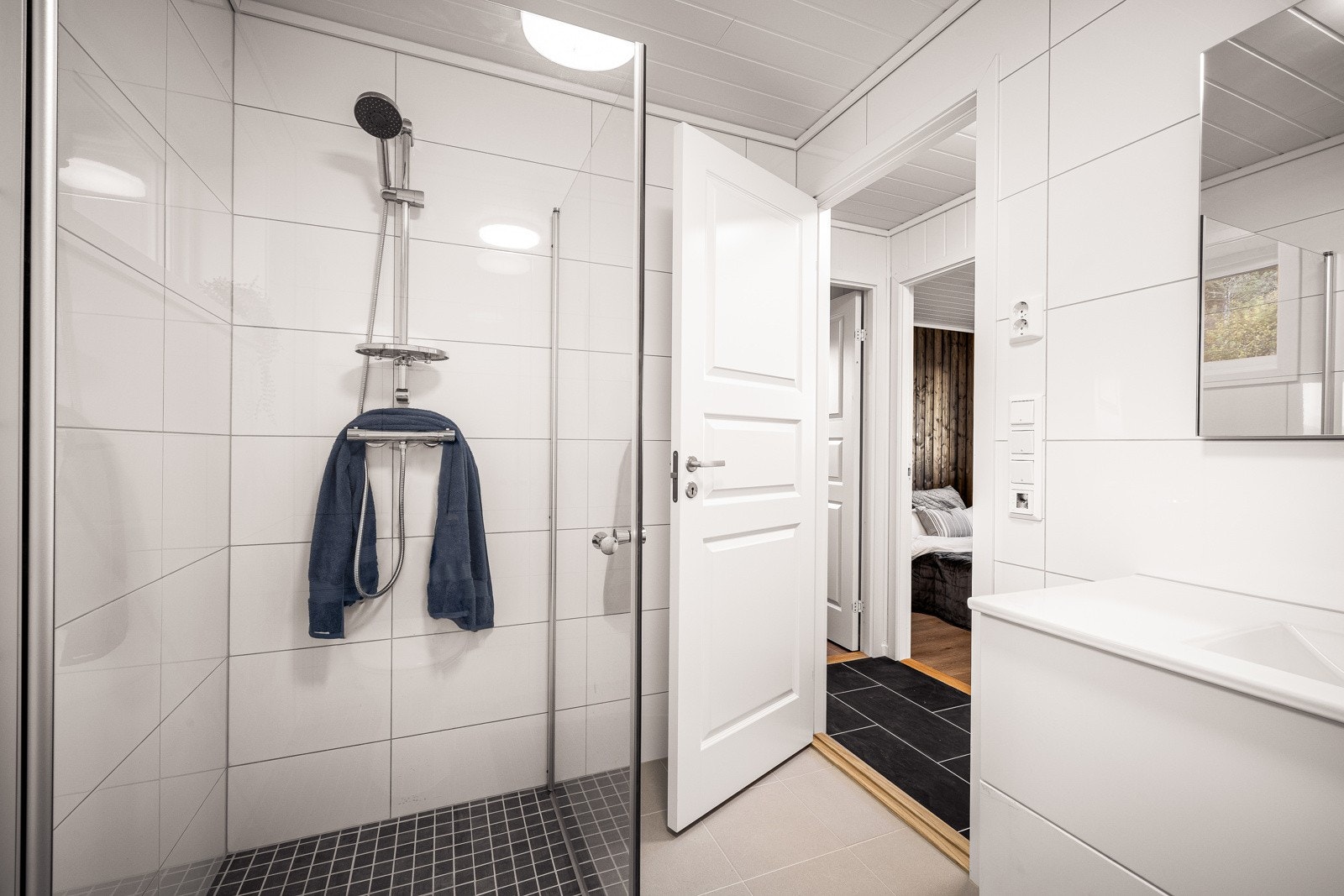 Badet måles til 4,6 kvm. og er helfliset med varmekabler i gulv. Galleribilde