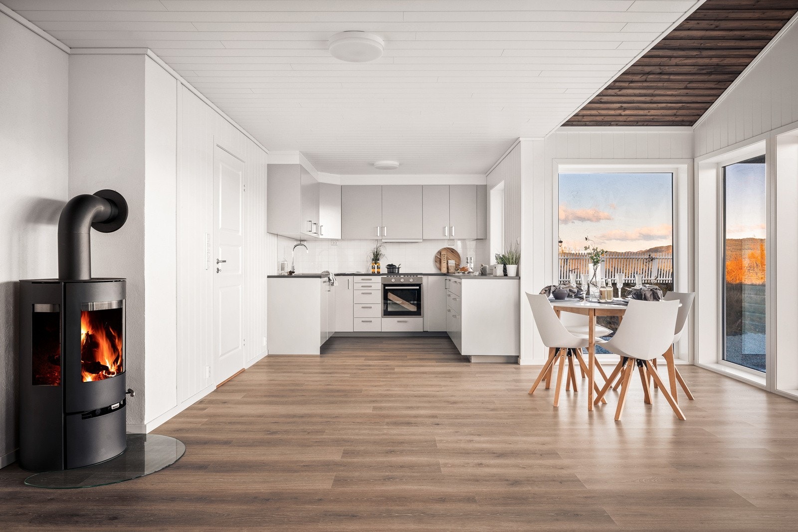 Selv om stuen har en åpen løsning gjør planløsningen det enkelt å skape flere soner. Galleribilde