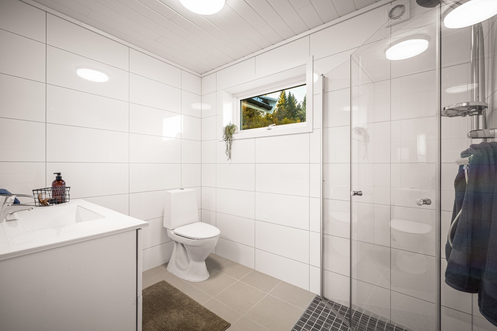Det er innredet med servant med møblement, speil og belysning, toalett og innfelt dusjhjørne. Galleribilde