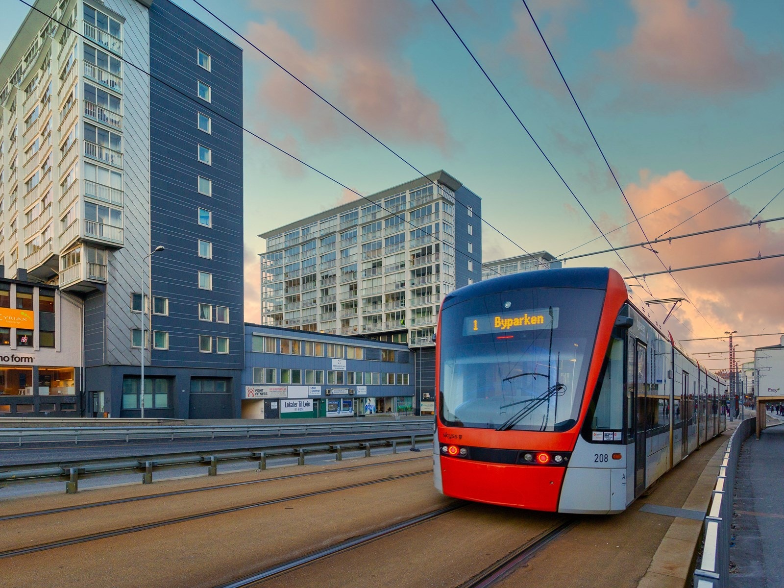 Ca. 6 min gange til Danmarksplass, med bybane som tar deg til sentrum på få minutter, samt effektivt til andre deler av byen. Galleribilde