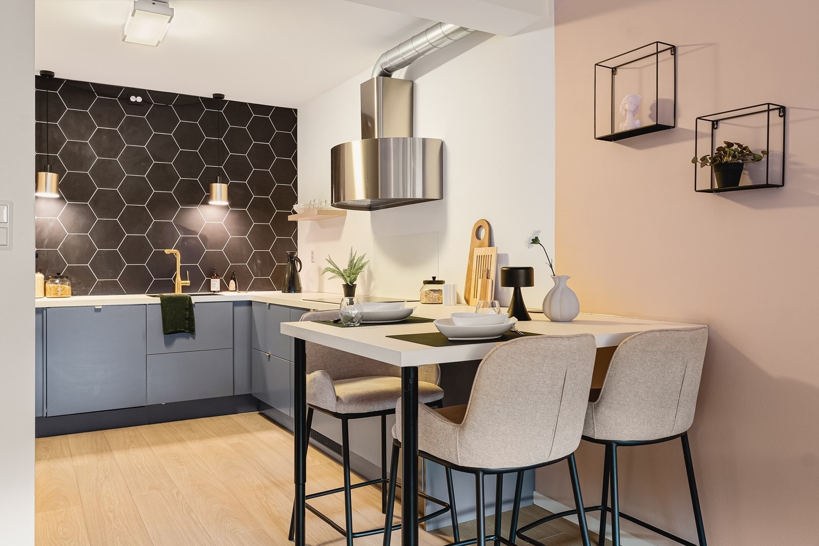 Den åpne løsningen er sosial og hyggelig. Samtidig oppleves kjøkken og stue til å være to separate soner - slik at du ikke er "inne på kjøkkenet" når du sitter i sofa. Galleribilde