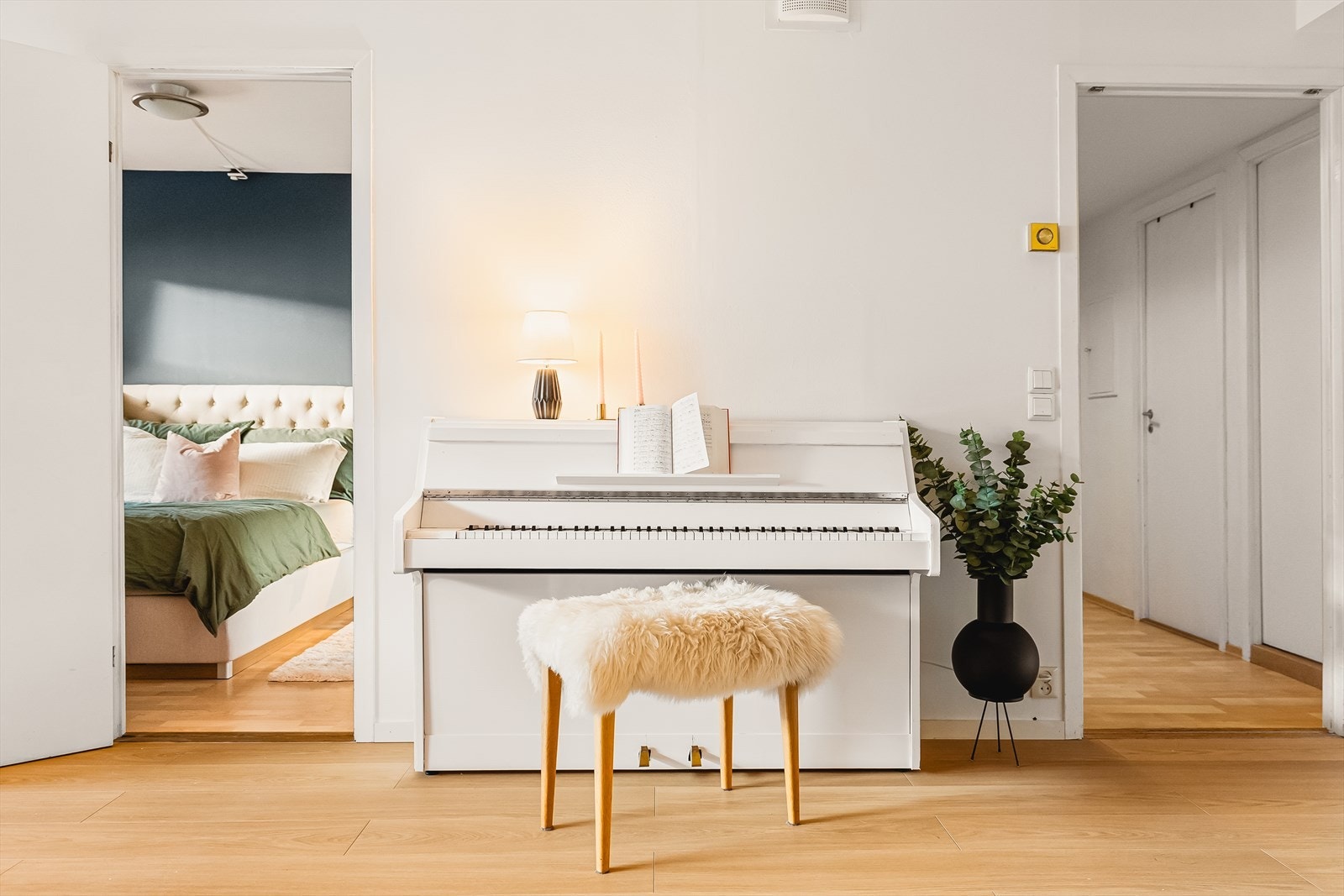 Det er montert balansert ventilasjon med varmegjenvinning i regi av borettslaget. Soverom har tilkomst fra stue. Galleribilde