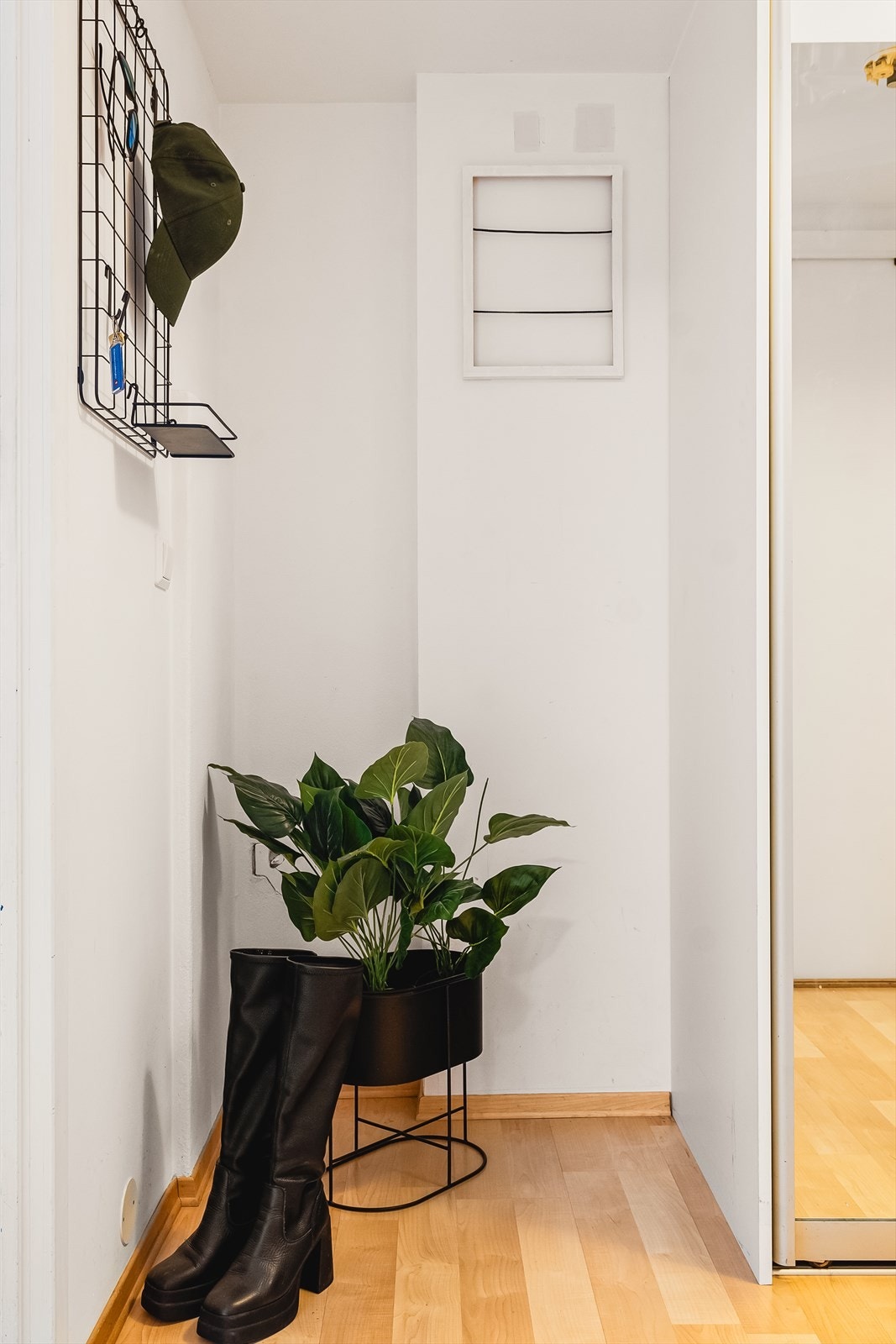 Praktisk innredet, slik at det er enkelt å henge fra seg, samt gjemme bort yttertøyet. Galleribilde