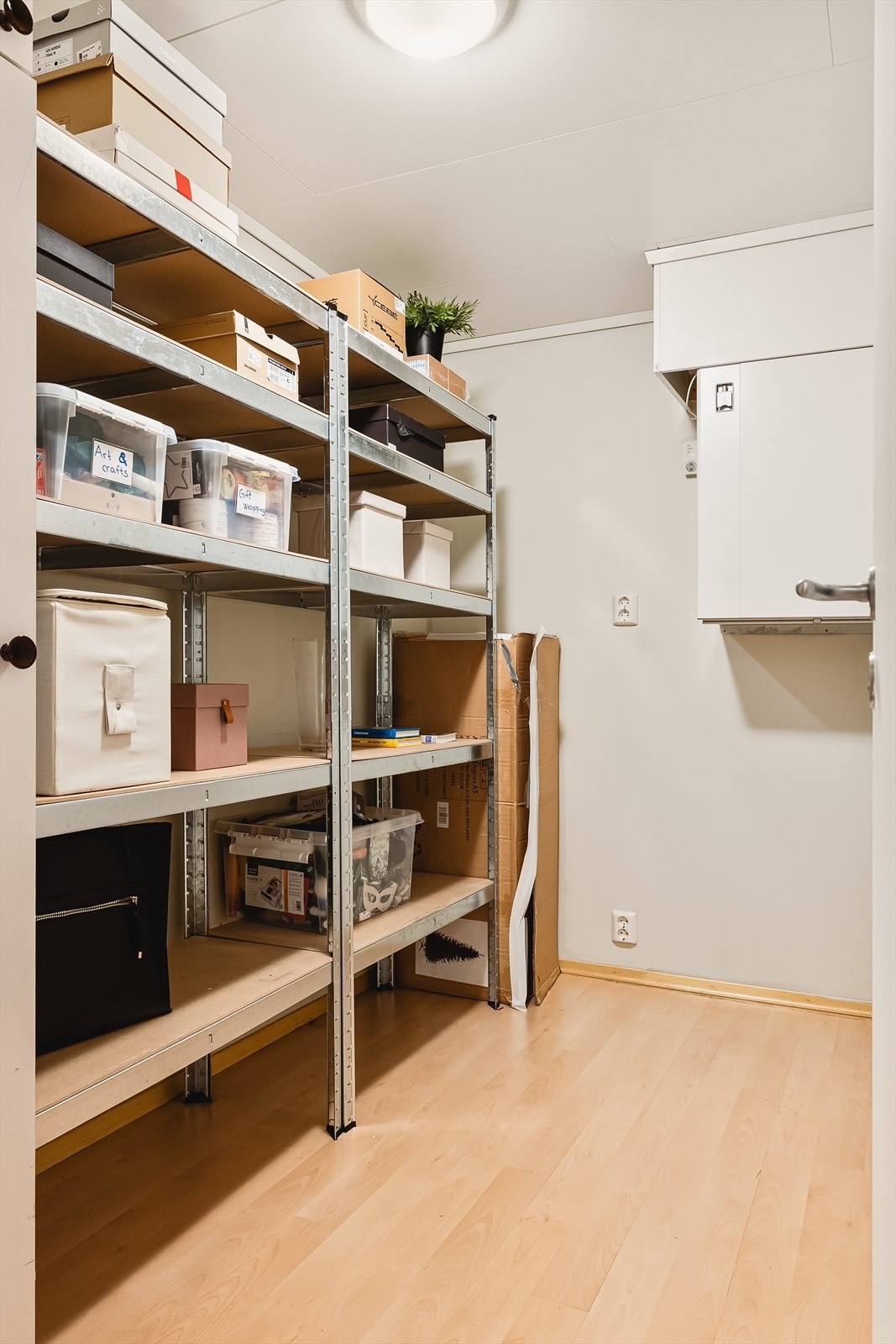 Innvendig bod på 4,9 m² er gull verdt. God plass til hyller eller diverse garderobeinnredning. Rommet er i noen leiligheter benyttet som kontor. Galleribilde