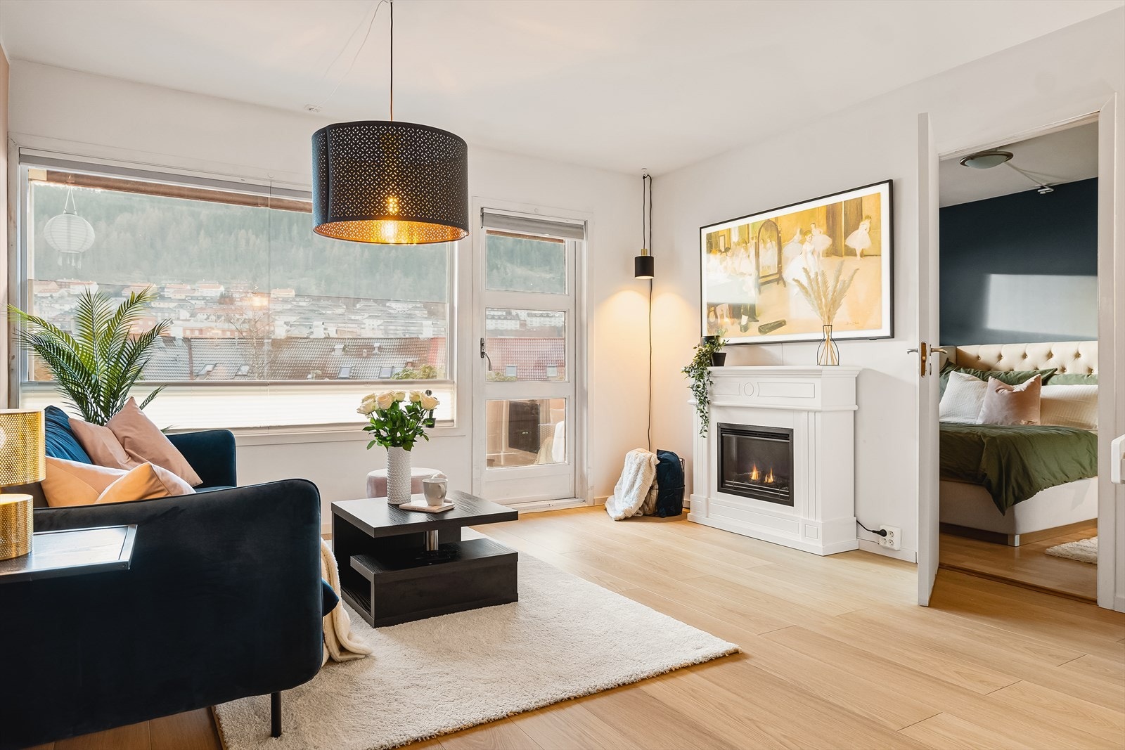 Plasseringen på høydedraget gjør at det føles høyt og fint, selv med trappefri adkomst. Store vinduer, direkte utgang til terrasse. Galleribilde