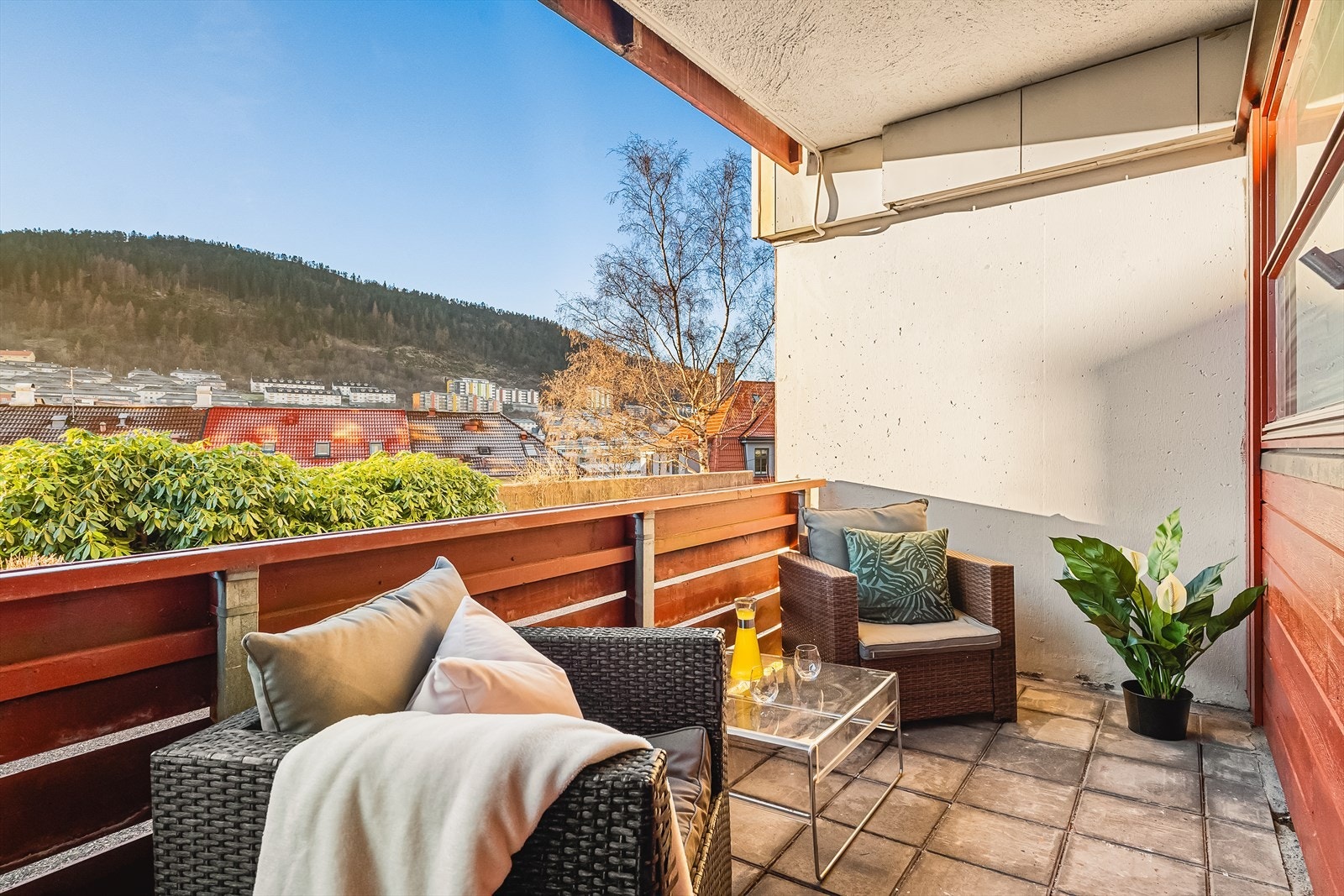 Terrasse byr på flotte muligheter for sittegrupper. Sol fra ca. 12-20 sommerstid. Galleribilde