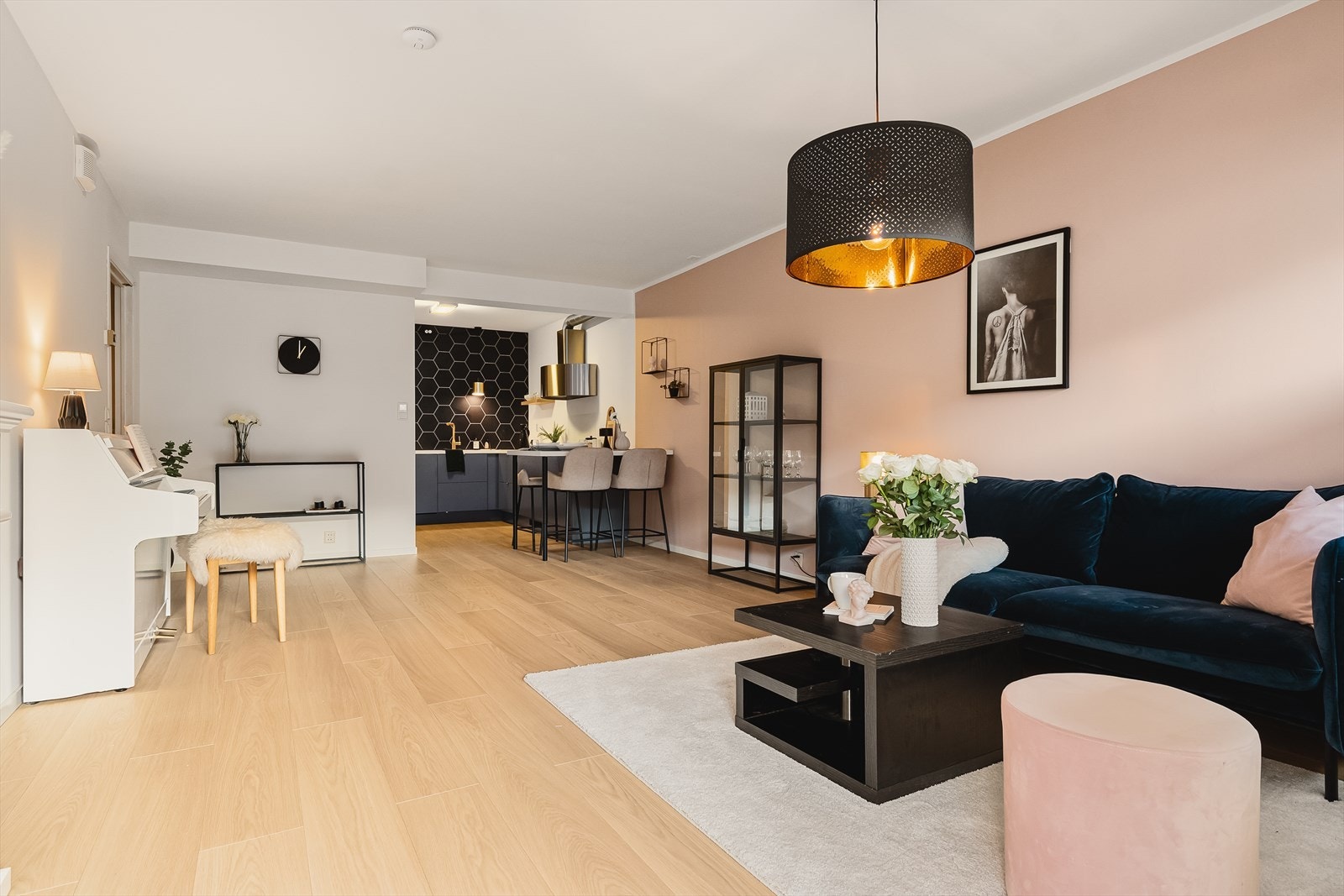 Under oppussing ble det åpnet opp mellom stue og kjøkken. Nytt gulv, samt oppussede overflater gir rommet moderne preg. Galleribilde