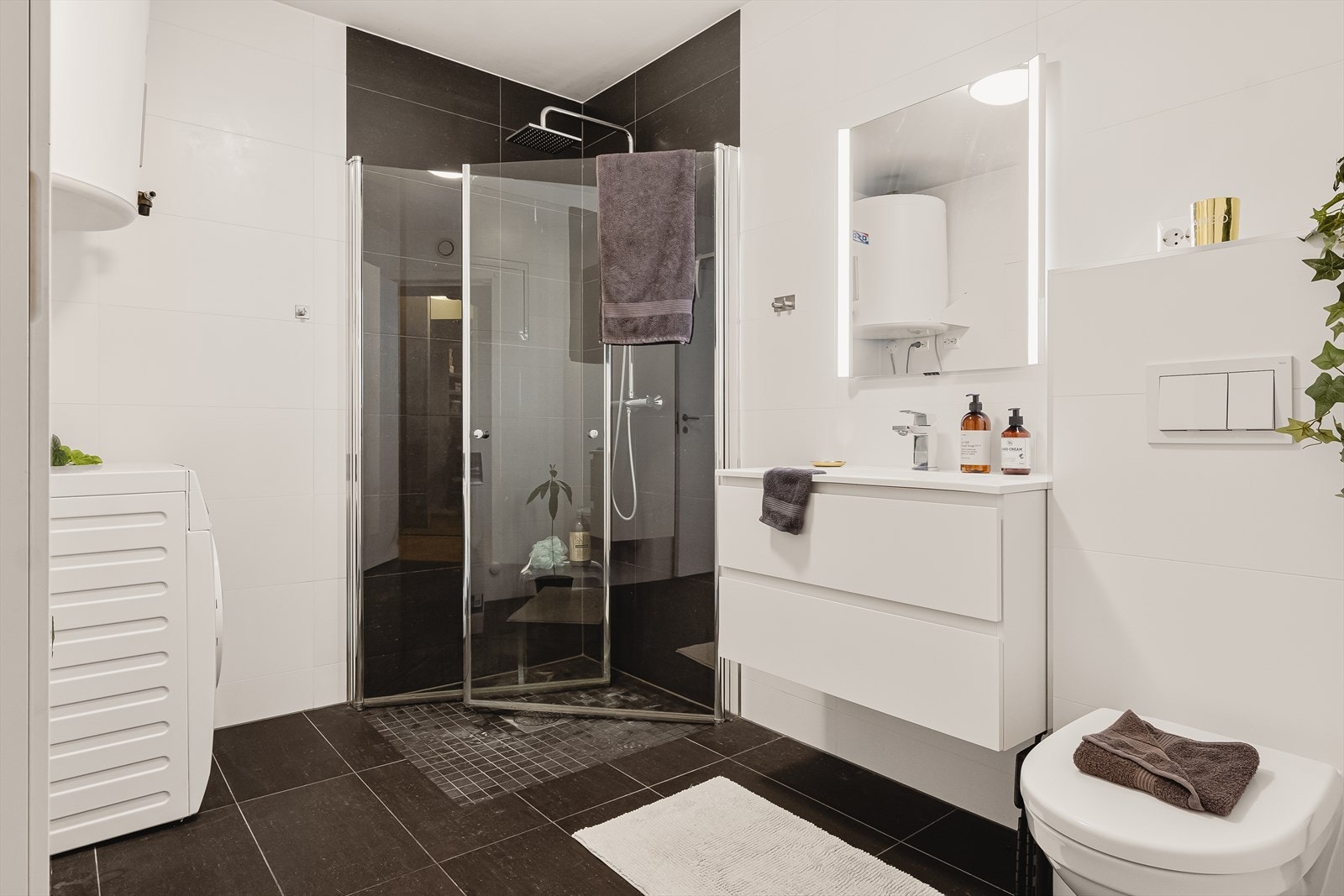 Bad ble renovert i 2017. Romslig, tidløst og pent innredet. Store, fine fliser og fin detalj med mosaikk i dusjsone. Galleribilde