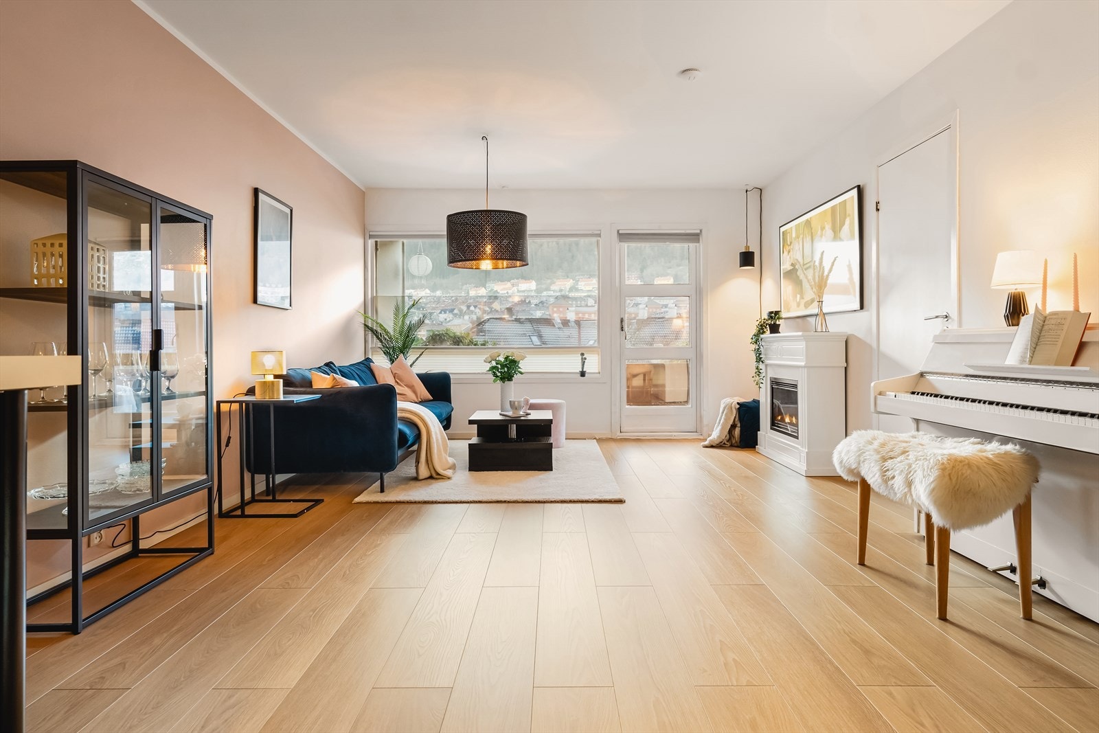 Stue og kjøkken ble oppusset i 2022, og er et luftig, stort og herlig oppholdsrom. Galleribilde