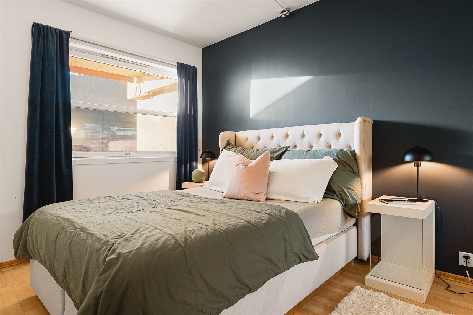 Soverom måler 10,9 m², som gir rom for dobbeltseng med nattbord på hver side. Vindusflatene slipper inn rikelig med naturlig lys i rommet Galleribilde