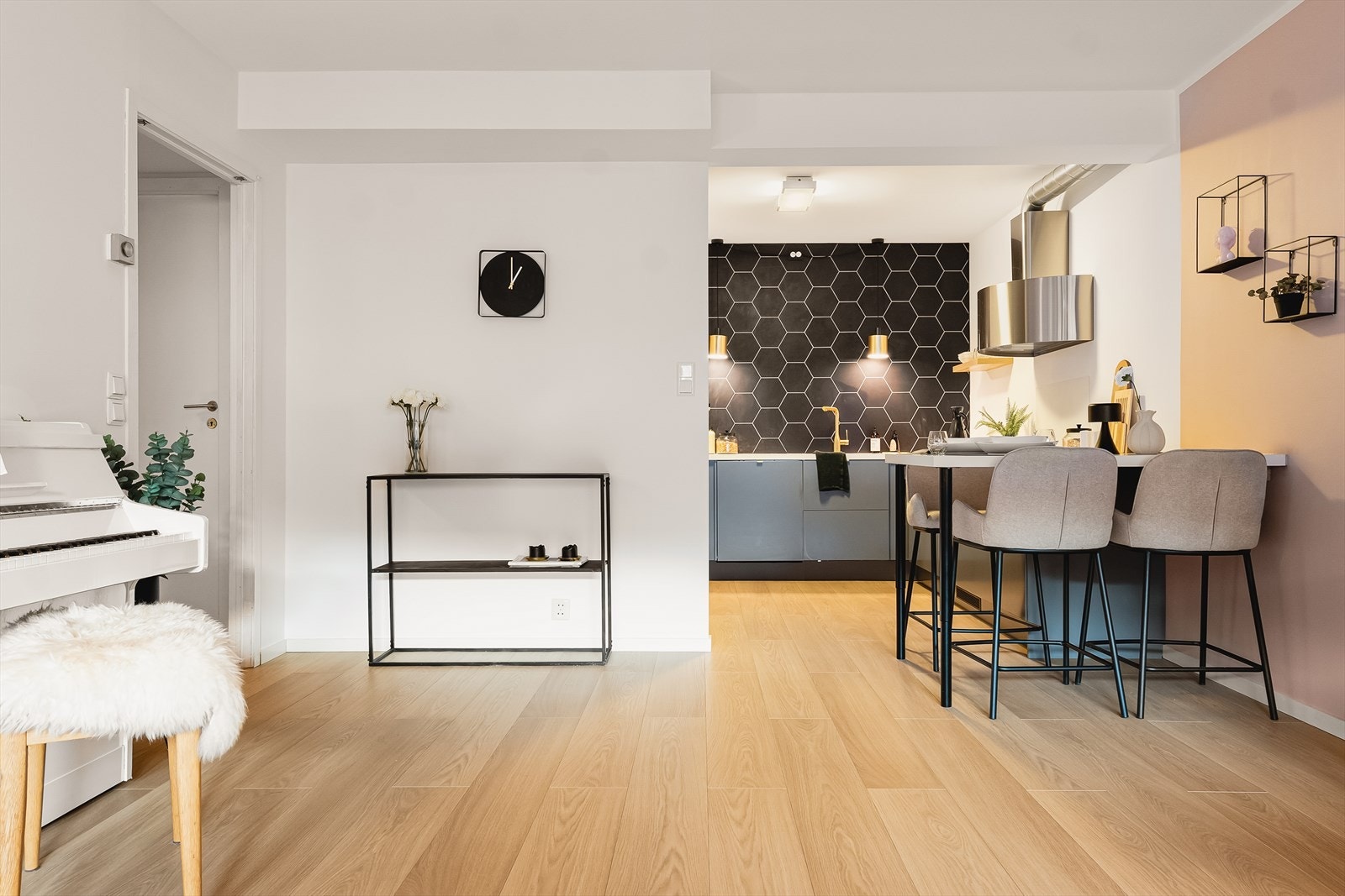 Det er god plass til å møblere med sofa og spisebord i tillegg til kjøkkenøy. Nåværende eier har benyttet øy til spisebord for rom til øvrig innredning. Galleribilde