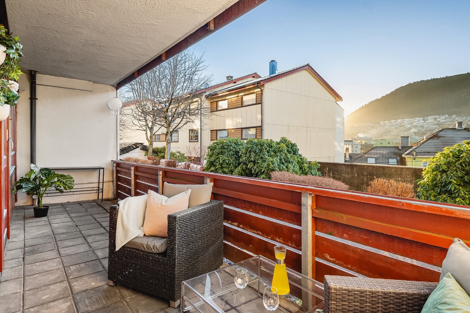 Fra stue er det tilkomst til en stor og solrik terrasse på 12 m². Fra terrasse er det flott utsikt mot løvstakken på andre siden. Galleribilde