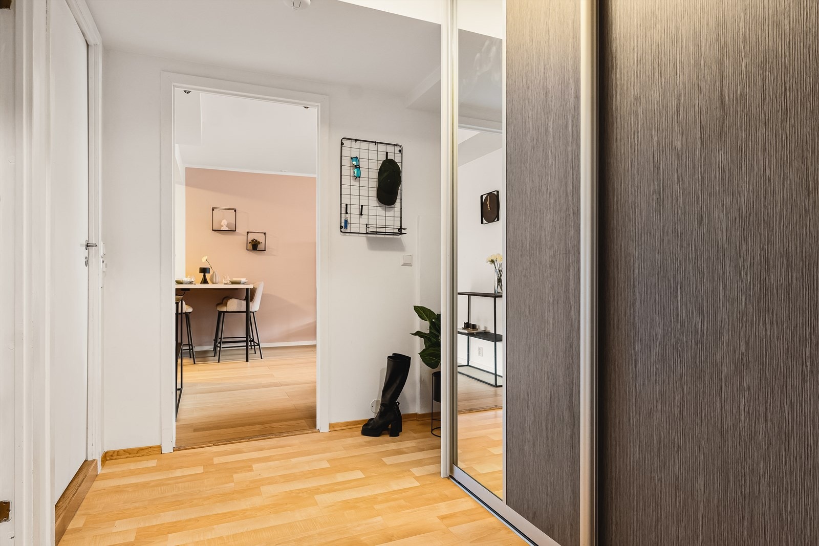 Trappefri adkomst fra hovedinngang. Romslig entré har skyvedørsgarderobe, tilkomst til intern bod og plass til jakkeoppheng/skohylle. Galleribilde